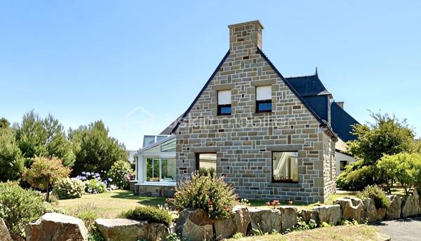 De la maison à la plage à pied, vivez des moments extraordinaires ! 
Édifiée sur les hauteurs de PLÉNEUF-VAL-ANDRÉ, ville ayant reçue le Label Argent GREEN DESTINATIONS, découvrez cette superbe maison VUE MER, calme, lumineuse, toute proche de l'une des dix plus BELLES PLAGES de BRETAGNE.

En rez de jardin, le hall d'entrée mène dans un vaste espace de 58 m2 environ où le salon séjour avec cheminée et la cuisine s'ouvrent sur la véranda de 20 m2. Ici, vous pouvez apprécier les couchers du soleils scintillant sur la mer, profiter pleinement de l’harmonie des couleurs océaniques en toutes saisons.
À ce niveau, vous trouvez un toilette avec lave-mains et un bureau 9m2 ou chambre. 

L'étage est composé de trois grandes chambres dont une très grande. Chacune d'entre-elles est équipée d'une salle de bain ou bien d'une salle d'eau privative. 
Une petite pièce avec toilette et point d'eau complète l'étage.

Les ATOUTS de ce bien :

* Terrain 953 m2 constructible - Zone UC - Piscinable

* Confort du plancher chauffant très basse température 

* Cheminée avec insert

* Luminosité exceptionnelle - grandes fenêtres-baies 

* 3 chambres de plus de 20m2 avec espaces sanitaires privatifs 

* 1 petite chambre de plain-pied - extension possible avec espace privatif SDE ( 17 m2)

* Système pour aspiration centralisée

* Grand garage – atelier - buanderie & douche

* À proximité du littoral - plages - sentiers côtiers et de toutes commodités - Station balnéaire & Terrain de Golf de Pléneuf-Val-André, l'un des plus beaux parcours de France

Pour visiter cette belle maison prenez dès à présent votre rendez-vous. 
Marie-Thérèse VALLADON  - Tel : 07 49 72 89 43 - 22800 Quintin 
Disponible du lundi au samedi de 9 h à 12 h et de 13 h 30 à 19 h.

--
