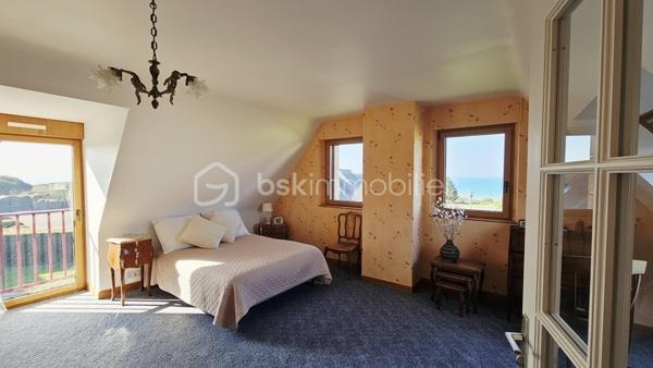 De la maison à la plage à pied, vivez des moments extraordinaires ! 
Édifiée sur les hauteurs de PLÉNEUF-VAL-ANDRÉ, ville ayant reçue le Label Argent GREEN DESTINATIONS, découvrez cette superbe maison VUE MER, calme, lumineuse, toute proche de l'une des dix plus BELLES PLAGES de BRETAGNE.

En rez de jardin, le hall d'entrée mène dans un vaste espace de 58 m2 environ où le salon séjour avec cheminée et la cuisine s'ouvrent sur la véranda de 20 m2. Ici, vous pouvez apprécier les couchers du soleils scintillant sur la mer, profiter pleinement de l’harmonie des couleurs océaniques en toutes saisons.
À ce niveau, vous trouvez un toilette avec lave-mains et un bureau 9m2 ou chambre. 

L'étage est composé de trois grandes chambres dont une très grande. Chacune d'entre-elles est équipée d'une salle de bain ou bien d'une salle d'eau privative. 
Une petite pièce avec toilette et point d'eau complète l'étage.

Les ATOUTS de ce bien :

* Terrain 953 m2 constructible - Zone UC - Piscinable

* Confort du plancher chauffant très basse température 

* Cheminée avec insert

* Luminosité exceptionnelle - grandes fenêtres-baies 

* 3 chambres de plus de 20m2 avec espaces sanitaires privatifs 

* 1 petite chambre de plain-pied - extension possible avec espace privatif SDE ( 17 m2)

* Système pour aspiration centralisée

* Grand garage – atelier - buanderie & douche

* À proximité du littoral - plages - sentiers côtiers et de toutes commodités - Station balnéaire & Terrain de Golf de Pléneuf-Val-André, l'un des plus beaux parcours de France

Pour visiter cette belle maison prenez dès à présent votre rendez-vous. 
Marie-Thérèse VALLADON  - Tel : 07 49 72 89 43 - 22800 Quintin 
Disponible du lundi au samedi de 9 h à 12 h et de 13 h 30 à 19 h.

--