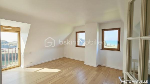 De la maison à la plage à pied, vivez des moments extraordinaires ! 
Édifiée sur les hauteurs de PLÉNEUF-VAL-ANDRÉ, ville ayant reçue le Label Argent GREEN DESTINATIONS, découvrez cette superbe maison VUE MER, calme, lumineuse, toute proche de l'une des dix plus BELLES PLAGES de BRETAGNE.

En rez de jardin, le hall d'entrée mène dans un vaste espace de 58 m2 environ où le salon séjour avec cheminée et la cuisine s'ouvrent sur la véranda de 20 m2. Ici, vous pouvez apprécier les couchers du soleils scintillant sur la mer, profiter pleinement de l’harmonie des couleurs océaniques en toutes saisons.
À ce niveau, vous trouvez un toilette avec lave-mains et un bureau 9m2 ou chambre. 

L'étage est composé de trois grandes chambres dont une très grande. Chacune d'entre-elles est équipée d'une salle de bain ou bien d'une salle d'eau privative. 
Une petite pièce avec toilette et point d'eau complète l'étage.

Les ATOUTS de ce bien :

* Terrain 953 m2 constructible - Zone UC - Piscinable

* Confort du plancher chauffant très basse température 

* Cheminée avec insert

* Luminosité exceptionnelle - grandes fenêtres-baies 

* 3 chambres de plus de 20m2 avec espaces sanitaires privatifs 

* 1 petite chambre de plain-pied - extension possible avec espace privatif SDE ( 17 m2)

* Système pour aspiration centralisée

* Grand garage – atelier - buanderie & douche

* À proximité du littoral - plages - sentiers côtiers et de toutes commodités - Station balnéaire & Terrain de Golf de Pléneuf-Val-André, l'un des plus beaux parcours de France

Pour visiter cette belle maison prenez dès à présent votre rendez-vous. 
Marie-Thérèse VALLADON  - Tel : 07 49 72 89 43 - 22800 Quintin 
Disponible du lundi au samedi de 9 h à 12 h et de 13 h 30 à 19 h.

--