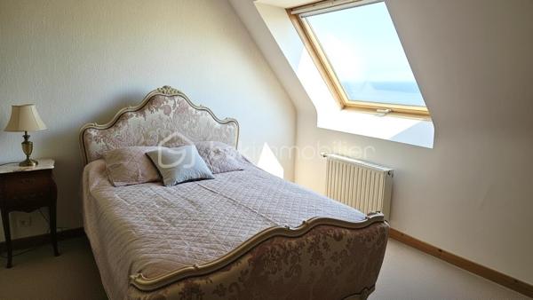 De la maison à la plage à pied, vivez des moments extraordinaires ! 
Édifiée sur les hauteurs de PLÉNEUF-VAL-ANDRÉ, ville ayant reçue le Label Argent GREEN DESTINATIONS, découvrez cette superbe maison VUE MER, calme, lumineuse, toute proche de l'une des dix plus BELLES PLAGES de BRETAGNE.

En rez de jardin, le hall d'entrée mène dans un vaste espace de 58 m2 environ où le salon séjour avec cheminée et la cuisine s'ouvrent sur la véranda de 20 m2. Ici, vous pouvez apprécier les couchers du soleils scintillant sur la mer, profiter pleinement de l’harmonie des couleurs océaniques en toutes saisons.
À ce niveau, vous trouvez un toilette avec lave-mains et un bureau 9m2 ou chambre. 

L'étage est composé de trois grandes chambres dont une très grande. Chacune d'entre-elles est équipée d'une salle de bain ou bien d'une salle d'eau privative. 
Une petite pièce avec toilette et point d'eau complète l'étage.

Les ATOUTS de ce bien :

* Terrain 953 m2 constructible - Zone UC - Piscinable

* Confort du plancher chauffant très basse température 

* Cheminée avec insert

* Luminosité exceptionnelle - grandes fenêtres-baies 

* 3 chambres de plus de 20m2 avec espaces sanitaires privatifs 

* 1 petite chambre de plain-pied - extension possible avec espace privatif SDE ( 17 m2)

* Système pour aspiration centralisée

* Grand garage – atelier - buanderie & douche

* À proximité du littoral - plages - sentiers côtiers et de toutes commodités - Station balnéaire & Terrain de Golf de Pléneuf-Val-André, l'un des plus beaux parcours de France

Pour visiter cette belle maison prenez dès à présent votre rendez-vous. 
Marie-Thérèse VALLADON  - Tel : 07 49 72 89 43 - 22800 Quintin 
Disponible du lundi au samedi de 9 h à 12 h et de 13 h 30 à 19 h.

--