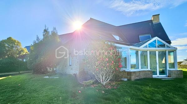De la maison à la plage à pied, vivez des moments extraordinaires ! 
Édifiée sur les hauteurs de PLÉNEUF-VAL-ANDRÉ, ville ayant reçue le Label Argent GREEN DESTINATIONS, découvrez cette superbe maison VUE MER, calme, lumineuse, toute proche de l'une des dix plus BELLES PLAGES de BRETAGNE.

En rez de jardin, le hall d'entrée mène dans un vaste espace de 58 m2 environ où le salon séjour avec cheminée et la cuisine s'ouvrent sur la véranda de 20 m2. Ici, vous pouvez apprécier les couchers du soleils scintillant sur la mer, profiter pleinement de l’harmonie des couleurs océaniques en toutes saisons.
À ce niveau, vous trouvez un toilette avec lave-mains et un bureau 9m2 ou chambre. 

L'étage est composé de trois grandes chambres dont une très grande. Chacune d'entre-elles est équipée d'une salle de bain ou bien d'une salle d'eau privative. 
Une petite pièce avec toilette et point d'eau complète l'étage.

Les ATOUTS de ce bien :

* Terrain 953 m2 constructible - Zone UC - Piscinable

* Confort du plancher chauffant très basse température 

* Cheminée avec insert

* Luminosité exceptionnelle - grandes fenêtres-baies 

* 3 chambres de plus de 20m2 avec espaces sanitaires privatifs 

* 1 petite chambre de plain-pied - extension possible avec espace privatif SDE ( 17 m2)

* Système pour aspiration centralisée

* Grand garage – atelier - buanderie & douche

* À proximité du littoral - plages - sentiers côtiers et de toutes commodités - Station balnéaire & Terrain de Golf de Pléneuf-Val-André, l'un des plus beaux parcours de France

Pour visiter cette belle maison prenez dès à présent votre rendez-vous. 
Marie-Thérèse VALLADON  - Tel : 07 49 72 89 43 - 22800 Quintin 
Disponible du lundi au samedi de 9 h à 12 h et de 13 h 30 à 19 h.

--