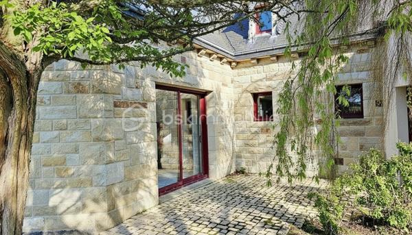 De la maison à la plage à pied, vivez des moments extraordinaires ! 
Édifiée sur les hauteurs de PLÉNEUF-VAL-ANDRÉ, ville ayant reçue le Label Argent GREEN DESTINATIONS, découvrez cette superbe maison VUE MER, calme, lumineuse, toute proche de l'une des dix plus BELLES PLAGES de BRETAGNE.

En rez de jardin, le hall d'entrée mène dans un vaste espace de 58 m2 environ où le salon séjour avec cheminée et la cuisine s'ouvrent sur la véranda de 20 m2. Ici, vous pouvez apprécier les couchers du soleils scintillant sur la mer, profiter pleinement de l’harmonie des couleurs océaniques en toutes saisons.
À ce niveau, vous trouvez un toilette avec lave-mains et un bureau 9m2 ou chambre. 

L'étage est composé de trois grandes chambres dont une très grande. Chacune d'entre-elles est équipée d'une salle de bain ou bien d'une salle d'eau privative. 
Une petite pièce avec toilette et point d'eau complète l'étage.

Les ATOUTS de ce bien :

* Terrain 953 m2 constructible - Zone UC - Piscinable

* Confort du plancher chauffant très basse température 

* Cheminée avec insert

* Luminosité exceptionnelle - grandes fenêtres-baies 

* 3 chambres de plus de 20m2 avec espaces sanitaires privatifs 

* 1 petite chambre de plain-pied - extension possible avec espace privatif SDE ( 17 m2)

* Système pour aspiration centralisée

* Grand garage – atelier - buanderie & douche

* À proximité du littoral - plages - sentiers côtiers et de toutes commodités - Station balnéaire & Terrain de Golf de Pléneuf-Val-André, l'un des plus beaux parcours de France

Pour visiter cette belle maison prenez dès à présent votre rendez-vous. 
Marie-Thérèse VALLADON  - Tel : 07 49 72 89 43 - 22800 Quintin 
Disponible du lundi au samedi de 9 h à 12 h et de 13 h 30 à 19 h.

--