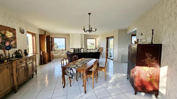 De la maison à la plage à pied, vivez des moments extraordinaires ! 
Édifiée sur les hauteurs de PLÉNEUF-VAL-ANDRÉ, ville ayant reçue le Label Argent GREEN DESTINATIONS, découvrez cette superbe maison VUE MER, calme, lumineuse, toute proche de l'une des dix plus BELLES PLAGES de BRETAGNE.

En rez de jardin, le hall d'entrée mène dans un vaste espace de 58 m2 environ où le salon séjour avec cheminée et la cuisine s'ouvrent sur la véranda de 20 m2. Ici, vous pouvez apprécier les couchers du soleils scintillant sur la mer, profiter pleinement de l’harmonie des couleurs océaniques en toutes saisons.
À ce niveau, vous trouvez un toilette avec lave-mains et un bureau 9m2 ou chambre. 

L'étage est composé de trois grandes chambres dont une très grande. Chacune d'entre-elles est équipée d'une salle de bain ou bien d'une salle d'eau privative. 
Une petite pièce avec toilette et point d'eau complète l'étage.

Les ATOUTS de ce bien :

* Terrain 953 m2 constructible - Zone UC - Piscinable

* Confort du plancher chauffant très basse température 

* Cheminée avec insert

* Luminosité exceptionnelle - grandes fenêtres-baies 

* 3 chambres de plus de 20m2 avec espaces sanitaires privatifs 

* 1 petite chambre de plain-pied - extension possible avec espace privatif SDE ( 17 m2)

* Système pour aspiration centralisée

* Grand garage – atelier - buanderie & douche

* À proximité du littoral - plages - sentiers côtiers et de toutes commodités - Station balnéaire & Terrain de Golf de Pléneuf-Val-André, l'un des plus beaux parcours de France

Pour visiter cette belle maison prenez dès à présent votre rendez-vous. 
Marie-Thérèse VALLADON  - Tel : 07 49 72 89 43 - 22800 Quintin 
Disponible du lundi au samedi de 9 h à 12 h et de 13 h 30 à 19 h.

--