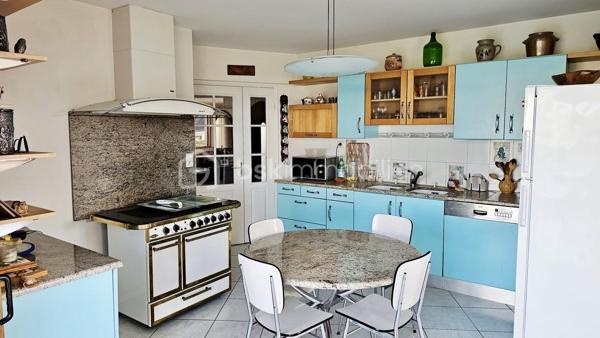De la maison à la plage à pied, vivez des moments extraordinaires ! 
Édifiée sur les hauteurs de PLÉNEUF-VAL-ANDRÉ, ville ayant reçue le Label Argent GREEN DESTINATIONS, découvrez cette superbe maison VUE MER, calme, lumineuse, toute proche de l'une des dix plus BELLES PLAGES de BRETAGNE.

En rez de jardin, le hall d'entrée mène dans un vaste espace de 58 m2 environ où le salon séjour avec cheminée et la cuisine s'ouvrent sur la véranda de 20 m2. Ici, vous pouvez apprécier les couchers du soleils scintillant sur la mer, profiter pleinement de l’harmonie des couleurs océaniques en toutes saisons.
À ce niveau, vous trouvez un toilette avec lave-mains et un bureau 9m2 ou chambre. 

L'étage est composé de trois grandes chambres dont une très grande. Chacune d'entre-elles est équipée d'une salle de bain ou bien d'une salle d'eau privative. 
Une petite pièce avec toilette et point d'eau complète l'étage.

Les ATOUTS de ce bien :

* Terrain 953 m2 constructible - Zone UC - Piscinable

* Confort du plancher chauffant très basse température 

* Cheminée avec insert

* Luminosité exceptionnelle - grandes fenêtres-baies 

* 3 chambres de plus de 20m2 avec espaces sanitaires privatifs 

* 1 petite chambre de plain-pied - extension possible avec espace privatif SDE ( 17 m2)

* Système pour aspiration centralisée

* Grand garage – atelier - buanderie & douche

* À proximité du littoral - plages - sentiers côtiers et de toutes commodités - Station balnéaire & Terrain de Golf de Pléneuf-Val-André, l'un des plus beaux parcours de France

Pour visiter cette belle maison prenez dès à présent votre rendez-vous. 
Marie-Thérèse VALLADON  - Tel : 07 49 72 89 43 - 22800 Quintin 
Disponible du lundi au samedi de 9 h à 12 h et de 13 h 30 à 19 h.

--