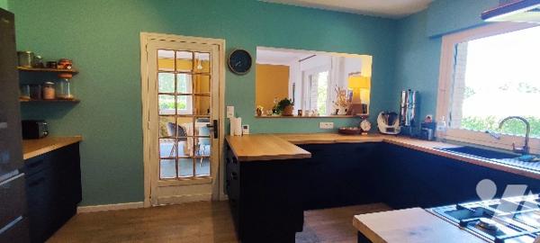 Villa de 190m² aux beaux volumes avec vaste terrain boisé à CUCQ