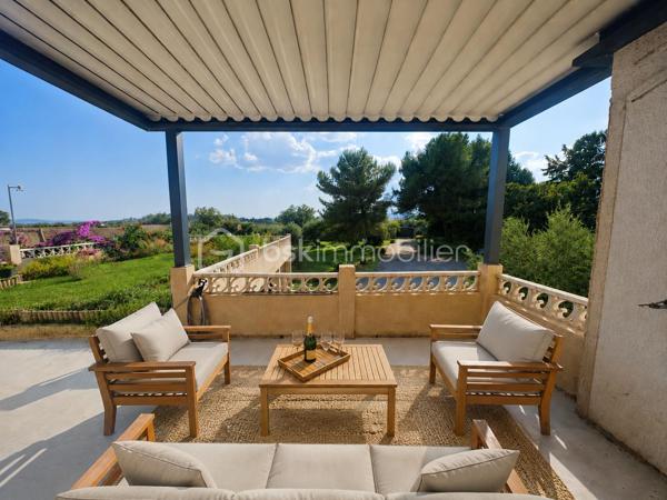 SITUE A MONTBAZIN, À seulement 20 min de Montpellier et de Sète et 10 min de l’A9 et 15 min de la plage

Découvrez cette propriété aux possibilités multiples, implantée dans un superbe environnement verdoyant à Montbazin.

Sur une parcelle plate et arborée de 3285m², cette propriété offre plus de 230 m² habitables, actuellement répartis en deux logements indépendants.
PAS DE VIS A VIS
AUCUN TRAVAUX A PREVOIR

Une configuration particulièrement intéressante :
Grande maison familiale , deux habitations distinctes, résidence principale avec revenu locatif ou projet d’investissement.

Le logement situé en rez-de-chaussée est actuellement exploité en location saisonnière, permettant de bénéficier immédiatement d’un revenu complémentaire.

UN EXTÉRIEUR QUI FAIT TOUTE LA DIFFÉRENCE

Le parc offre un véritable décor méditerranéen avec :
- Piscine 11 x 5 m
- Environ 70 oliviers
- Nombreux arbres fruitiers
- Grande terrasse d’environ 60 m²
- 2 pergolas bioclimatiques avec stores micro-perforés
- Forage
- Nombreux espaces de détente
- Environnement arboré et agréable

CÔTÉ CONFORT
La maison bénéficie de belles prestations :
Climatisation gainable • Poêle à bois récent • Volets roulants électriques • Isolation renforcée • Installation photovoltaïque 6 kW en autoconsommation avec revente du surplus.
Pour compléter l’ensemble : un garage indépendant d’environ 52 m² ainsi qu’un carport pouvant accueillir 3 véhicules.

ET CE N’EST PAS TOUT…
La parcelle offre également de réelles possibilités de construction, permettant d’envisager différents projets immobiliers ou patrimoniaux, sous réserve des autorisations d’urbanisme, le garage de plus 50 m2 au sol est construit et prévu pour une habitation totalement indépendante qui peut être agrandi.
Possibilité également de construire une autre maison indépendante sur la parcelle.
Un bien particulièrement polyvalent qui réunit grands espaces, piscine, revenus locatifs, dépendances et potentiel foncier dans un secteur recherché entre Montpellier et le bassin de Thau.
Une propriété à découvrir pour comprendre tout son potentiel.

📍 Montbazin –15 m de la plage-  20 min de Montpellier – 20 min de Sète – 10 min de l’A9- 

Ce village authentique,  propre et en plein essor a été élu capitale de la biodiversité .
C'est l'endroit ou il faut investir.
Situation géographique exceptionnelle,  proche de tout,  sans subir l'agitation balnéaire.

Visites 7j/7 possibilité de Visio.

Confrères professionnels de l’immobilier : inter-agence bienvenue dans l’intérêt de nos clients.
(Pas de promoteurs excepté achat sans conditions de permis)