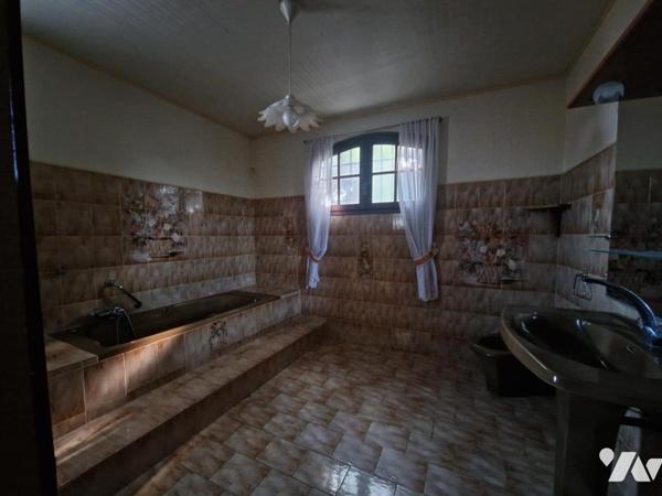 VILLA AVEC VUE DEGAGEE ET DOMINANTE