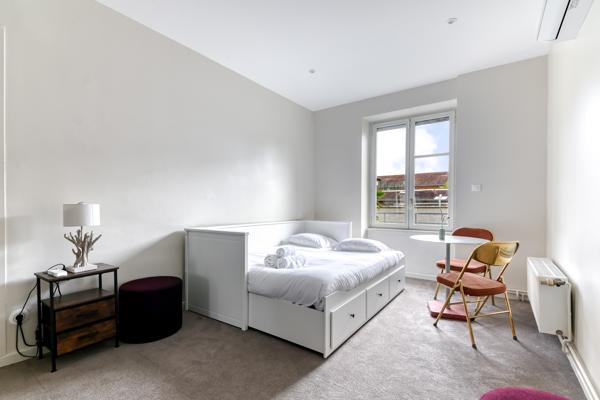 VILLEURBANNE – CHARPENNES | Maison familiale avec jardin, piscine et garage