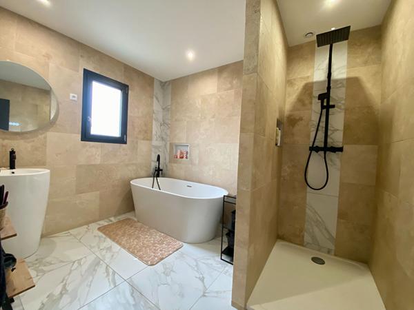 Maison contemporaine proche des commodités