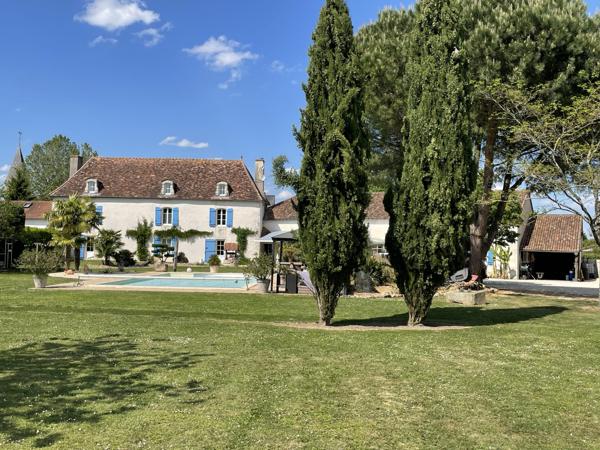 BELLE MAISON POITEVINE RENOVEE AVEC PISCINE