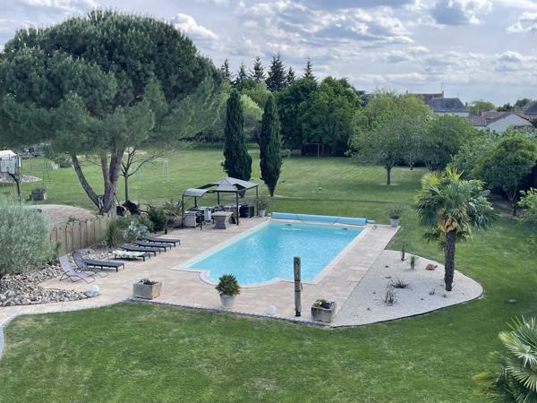 BELLE MAISON POITEVINE RENOVEE AVEC PISCINE