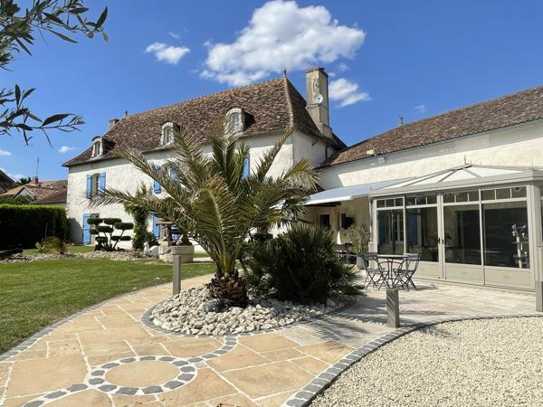 BELLE MAISON POITEVINE RENOVEE AVEC PISCINE