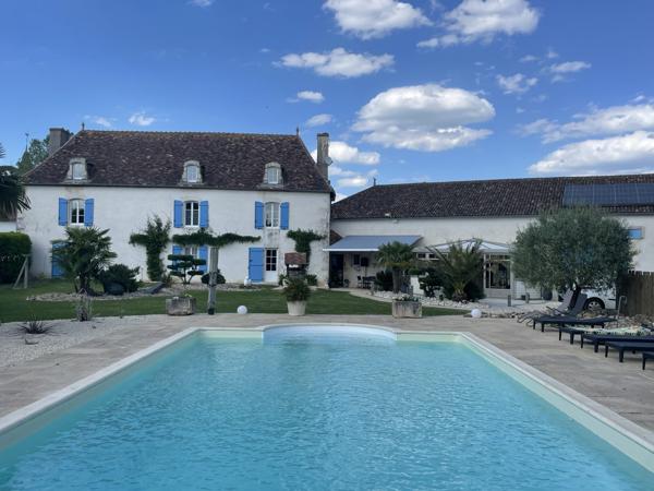 BELLE MAISON POITEVINE RENOVEE AVEC PISCINE