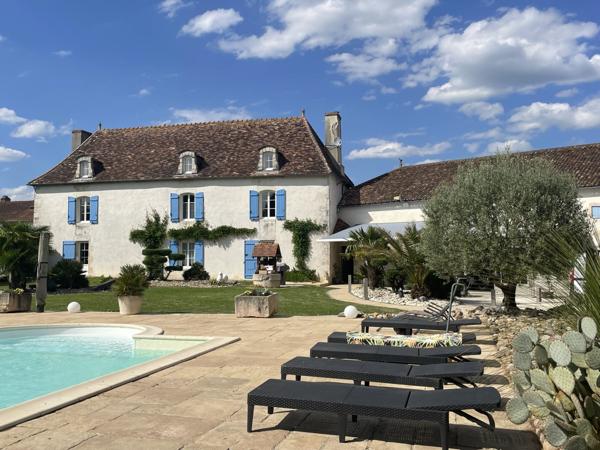 BELLE MAISON POITEVINE RENOVEE AVEC PISCINE
