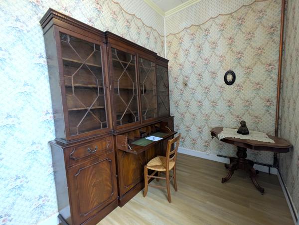 Château à fort potentiel + dépendances