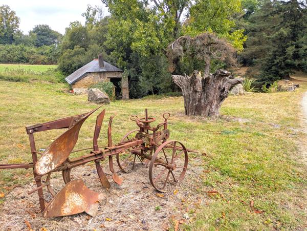Château à fort potentiel + dépendances