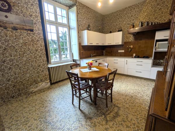 Château à fort potentiel + dépendances