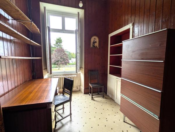 Château à fort potentiel + dépendances