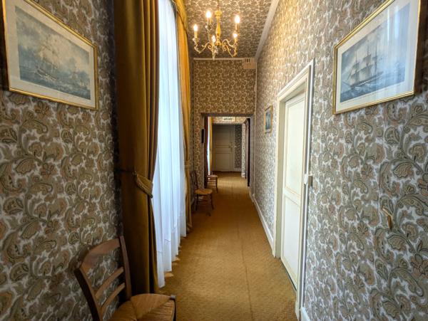 Château à fort potentiel + dépendances