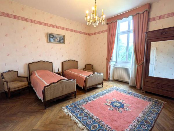 Château à fort potentiel + dépendances