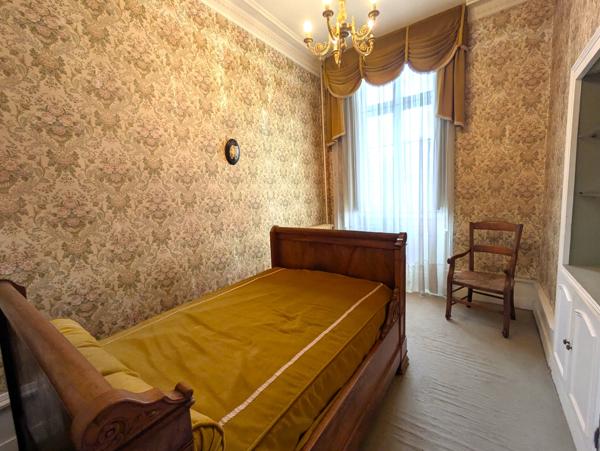 Château à fort potentiel + dépendances