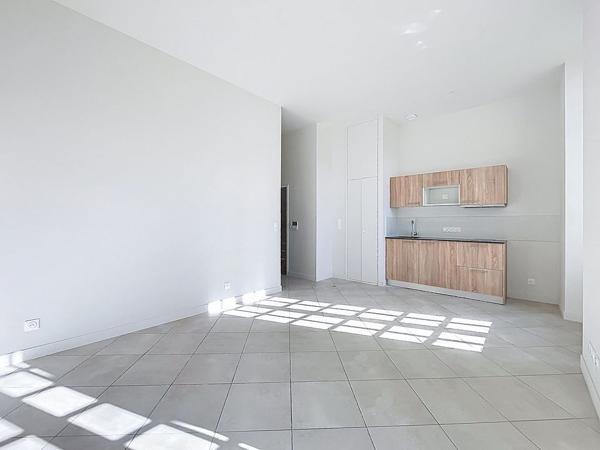 SECTEUR DOUTRE BEAU STUDIO NON MEUBLE - DIpsonible de suite