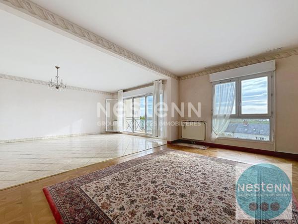 Au coeur de Blois Bel appartement avec terrasse plein sud, séjour spacieux, 3 chambres, cuisine équipée, garage et place de parking. Proche commerces, université et hôpital.