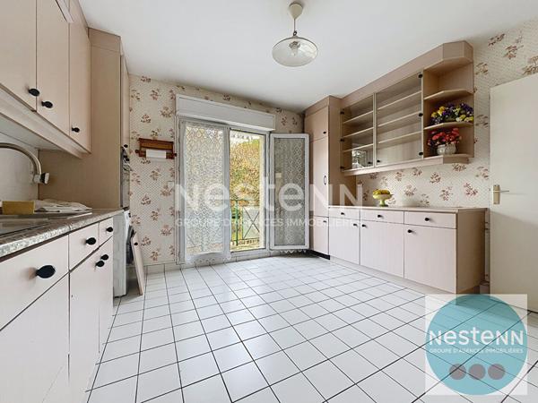 Au coeur de Blois Bel appartement avec terrasse plein sud, séjour spacieux, 3 chambres, cuisine équipée, garage et place de parking. Proche commerces, université et hôpital.