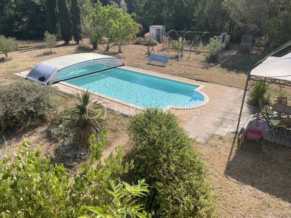 Propriété contemporaine avec gîte, chambres d'hôtes, piscine et parc arboré.
À seulement 2 km du charmant bourg de Lalinde, avec tous ses commerces et services, découvrez cette superbe propriété de 171 m² habitables, nichée au cœur d'un environnement privilégié, calme et sans aucun vis-à-vis. 
Implantée sur une parcelle paysagée de 6 900 m², entièrement clôturée et sécurisée par un portail motorisé, elle offre un cadre de vie paisible, propice à la détente comme à un projet d'accueil touristique.

Une maison principale lumineuse
Lumineuse grâce à ses larges baies vitrées, la maison principale séduit par ses volumes et sa fonctionnalité. La pièce de vie s'articule autour d'une cuisine entièrement équipée ouverte sur le séjour avec une cheminée, un cellier attenant à la cuisine avec son accès à l'extérieur complète cet espace.
En contrebas du séjour, une pièce supplémentaire offre de nombreuses possibilités d'aménagement : bibliothèque, bureau, salle de jeux ou espace de loisirs. Elle donne accès à une agréable véranda fermée, idéale pour profiter du jardin en toute saison.
L'espace nuit comprend :
trois chambres, dont une spacieuse suite parentale de 22 m² avec dressing et salle d'eau privative ;
une seconde salle d'eau ;
deux WC indépendants.
Côté confort, la maison bénéficie de prestations de qualité :
radiateurs éco-électriques Rothelec installés en 2022 ; plancher chauffant relié à une chaudière fioul non utilisé par les propriétaires mais fonctionnel.
cheminée à foyer fermé ;
climatisation réversible installée dans la pièce de vie en 2026.

Une dépendance idéale pour des chambres d'hôtes
Reliée à la maison par un agréable patio de 28 m², une dépendance accueille actuellement deux chambres d'hôtes, une salle d'eau et un WC indépendant.
Grâce à une configuration facilement modulable, l'une des chambres peut être transformée en cuisine, permettant ainsi la création d'un second gîte indépendant.
Le chauffage et la production d'eau chaude sont assurés par une chaudière au fioul.

Un gîte indépendant prêt à exploiter
Entièrement indépendant et bénéficiant de sa propre terrasse couverte, le gîte d'environ 50 m² constitue un véritable atout.
Au rez-de-chaussée :
une belle pièce de vie d'environ 25 m² avec cuisine ouverte ;
une salle d'eau avec WC de 4 m² ;
une terrasse couverte.
À l'étage :
deux chambres de 10 et 11 m² ;
un petit balcon.
Le chauffage est assuré par des radiateurs éco-électriques Rothelec installés en 2022.

Des prestations complètes
La propriété dispose également :
d'un garage isolé et entièrement carrelé de 38 m² et d'un grand abri de jardin en bois;
d'une piscine au chlore de 10 X 5 m, couverte avec le liner neuf de juillet 2026 ;
d'un parc arboré offrant intimité et sérénité.

Un emplacement recherché
Située sur les hauteurs de Lalinde dans le Périgord Pourpre, au coeur d'un secteur résidentiel particulièrement prisé, cette propriété bénéficie d'un environnement exceptionnel tout en restant proche des commodités.
À seulement 23 km de Bergerac et de son aéroport international, elle constitue une opportunité rare, aussi bien pour une résidence principale que pour développer une activité touristique immédiatement exploitable grâce au gîte et aux chambres d'hôtes. Son emplacement privilégié garantit une excellente attractivité auprès d'une clientèle française et internationale.

Visites possibles 7 jours sur 7, sur rendez-vous.
L'inter-agence est la bienvenue, ainsi que toute collaboration avec les professionnels de l'immobilier, dans un esprit de partage et de coopération.
***
Contemporary property with gîte, guest rooms, swimming pool and wooded park.
Just 2 km from the charming village of Lalinde, with all its shops and services, discover this superb property of 171 m 2, nestled in the heart of a privileged environment, quiet and without any vis-à-vis. 
Located on a landscaped plot of 6,900 m 2, fully fenced and secured by a motorized gate, it offers a peaceful living environment, conducive to relaxation as a tourist project.

A bright main house
Bright thanks to its large bay windows, the main house seduces with its volumes and functionality. The living room revolves around a fully equipped kitchen open to the living room with a fireplace, a pantry adjoining the kitchen with its access to the outside completes this space.
Below the living room, an additional room offers many possibilities for development: library, office, games room or leisure area. It gives access to a pleasant closed veranda, ideal for enjoying the garden in any season.
The sleeping area includes:
three bedrooms, including a spacious master suite of 22 m2 with dressing room and private bathroom;
a second bathroom;
two separate toilets.
On the comfort side, the house benefits from quality services:
Rothelec eco-electric radiators installed in 2022; heated floor connected to an oil boiler not used by the owners but functional.
closed fireplace;
reversible air conditioning installed in the living room in 2026

An ideal outbuilding for guest rooms
Connected to the house by a pleasant patio of 28 m 2, an outbuilding currently houses two guest rooms, a bathroom and a separate toilet.
Thanks to an easily modular configuration, one of the bedrooms can be converted into a kitchen, thus allowing the creation of a second independent cottage.
Heating and hot water production are provided by an oil boiler.

An independent cottage ready to operate
Fully independent and enjoying its own covered terrace, the cottage of about 50 m2 is a real asset.
On the ground floor
a beautiful living room of about 25 m2 with open kitchen;
a shower room with WC of 4 m 2;
a covered terrace.
Upstairs:
two bedrooms of 10 and 11 m 2;
a small balcony.
Heating is provided by Rothelec eco-electric heaters installed in 2022.

Comprehensive services
The property also has:
an insulated and fully tiled garage of 38 m2 and a large wooden garden shed;
a 10 X 5 m chlorine pool, covered with the new july 2026 liner;
a wooded park offering privacy and serenity;
A location you are looking for
Located on the heights of Lalinde in the Périgord Pourpre, in the heart of a particularly popular residential area, this property enjoys an exceptional environment while remaining close to amenities.
Only 23 km from Bergerac and its international airport, it is a rare opportunity, both for a main residence and to develop a tourist activity immediately exploitable through the cottage and guest rooms. Its privileged location guarantees an excellent appeal to a French and international clientele.

Visits possible 7 days a week, by appointment.
Inter-agency is welcome, as well as any collaboration with real estate professionals, in a spirit of sharing and cooperation.