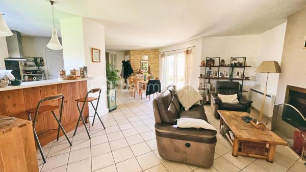 Propriété contemporaine avec gîte, chambres d'hôtes, piscine et parc arboré.
À seulement 2 km du charmant bourg de Lalinde, avec tous ses commerces et services, découvrez cette superbe propriété de 171 m² habitables, nichée au cœur d'un environnement privilégié, calme et sans aucun vis-à-vis. 
Implantée sur une parcelle paysagée de 6 900 m², entièrement clôturée et sécurisée par un portail motorisé, elle offre un cadre de vie paisible, propice à la détente comme à un projet d'accueil touristique.

Une maison principale lumineuse
Lumineuse grâce à ses larges baies vitrées, la maison principale séduit par ses volumes et sa fonctionnalité. La pièce de vie s'articule autour d'une cuisine entièrement équipée ouverte sur le séjour avec une cheminée, un cellier attenant à la cuisine avec son accès à l'extérieur complète cet espace.
En contrebas du séjour, une pièce supplémentaire offre de nombreuses possibilités d'aménagement : bibliothèque, bureau, salle de jeux ou espace de loisirs. Elle donne accès à une agréable véranda fermée, idéale pour profiter du jardin en toute saison.
L'espace nuit comprend :
trois chambres, dont une spacieuse suite parentale de 22 m² avec dressing et salle d'eau privative ;
une seconde salle d'eau ;
deux WC indépendants.
Côté confort, la maison bénéficie de prestations de qualité :
radiateurs éco-électriques Rothelec installés en 2022 ; plancher chauffant relié à une chaudière fioul non utilisé par les propriétaires mais fonctionnel.
cheminée à foyer fermé ;
climatisation réversible installée dans la pièce de vie en 2026.

Une dépendance idéale pour des chambres d'hôtes
Reliée à la maison par un agréable patio de 28 m², une dépendance accueille actuellement deux chambres d'hôtes, une salle d'eau et un WC indépendant.
Grâce à une configuration facilement modulable, l'une des chambres peut être transformée en cuisine, permettant ainsi la création d'un second gîte indépendant.
Le chauffage et la production d'eau chaude sont assurés par une chaudière au fioul.

Un gîte indépendant prêt à exploiter
Entièrement indépendant et bénéficiant de sa propre terrasse couverte, le gîte d'environ 50 m² constitue un véritable atout.
Au rez-de-chaussée :
une belle pièce de vie d'environ 25 m² avec cuisine ouverte ;
une salle d'eau avec WC de 4 m² ;
une terrasse couverte.
À l'étage :
deux chambres de 10 et 11 m² ;
un petit balcon.
Le chauffage est assuré par des radiateurs éco-électriques Rothelec installés en 2022.

Des prestations complètes
La propriété dispose également :
d'un garage isolé et entièrement carrelé de 38 m² et d'un grand abri de jardin en bois;
d'une piscine au chlore de 10 X 5 m, couverte avec le liner neuf de juillet 2026 ;
d'un parc arboré offrant intimité et sérénité.

Un emplacement recherché
Située sur les hauteurs de Lalinde dans le Périgord Pourpre, au coeur d'un secteur résidentiel particulièrement prisé, cette propriété bénéficie d'un environnement exceptionnel tout en restant proche des commodités.
À seulement 23 km de Bergerac et de son aéroport international, elle constitue une opportunité rare, aussi bien pour une résidence principale que pour développer une activité touristique immédiatement exploitable grâce au gîte et aux chambres d'hôtes. Son emplacement privilégié garantit une excellente attractivité auprès d'une clientèle française et internationale.

Visites possibles 7 jours sur 7, sur rendez-vous.
L'inter-agence est la bienvenue, ainsi que toute collaboration avec les professionnels de l'immobilier, dans un esprit de partage et de coopération.
***
Contemporary property with gîte, guest rooms, swimming pool and wooded park.
Just 2 km from the charming village of Lalinde, with all its shops and services, discover this superb property of 171 m 2, nestled in the heart of a privileged environment, quiet and without any vis-à-vis. 
Located on a landscaped plot of 6,900 m 2, fully fenced and secured by a motorized gate, it offers a peaceful living environment, conducive to relaxation as a tourist project.

A bright main house
Bright thanks to its large bay windows, the main house seduces with its volumes and functionality. The living room revolves around a fully equipped kitchen open to the living room with a fireplace, a pantry adjoining the kitchen with its access to the outside completes this space.
Below the living room, an additional room offers many possibilities for development: library, office, games room or leisure area. It gives access to a pleasant closed veranda, ideal for enjoying the garden in any season.
The sleeping area includes:
three bedrooms, including a spacious master suite of 22 m2 with dressing room and private bathroom;
a second bathroom;
two separate toilets.
On the comfort side, the house benefits from quality services:
Rothelec eco-electric radiators installed in 2022; heated floor connected to an oil boiler not used by the owners but functional.
closed fireplace;
reversible air conditioning installed in the living room in 2026

An ideal outbuilding for guest rooms
Connected to the house by a pleasant patio of 28 m 2, an outbuilding currently houses two guest rooms, a bathroom and a separate toilet.
Thanks to an easily modular configuration, one of the bedrooms can be converted into a kitchen, thus allowing the creation of a second independent cottage.
Heating and hot water production are provided by an oil boiler.

An independent cottage ready to operate
Fully independent and enjoying its own covered terrace, the cottage of about 50 m2 is a real asset.
On the ground floor
a beautiful living room of about 25 m2 with open kitchen;
a shower room with WC of 4 m 2;
a covered terrace.
Upstairs:
two bedrooms of 10 and 11 m 2;
a small balcony.
Heating is provided by Rothelec eco-electric heaters installed in 2022.

Comprehensive services
The property also has:
an insulated and fully tiled garage of 38 m2 and a large wooden garden shed;
a 10 X 5 m chlorine pool, covered with the new july 2026 liner;
a wooded park offering privacy and serenity;
A location you are looking for
Located on the heights of Lalinde in the Périgord Pourpre, in the heart of a particularly popular residential area, this property enjoys an exceptional environment while remaining close to amenities.
Only 23 km from Bergerac and its international airport, it is a rare opportunity, both for a main residence and to develop a tourist activity immediately exploitable through the cottage and guest rooms. Its privileged location guarantees an excellent appeal to a French and international clientele.

Visits possible 7 days a week, by appointment.
Inter-agency is welcome, as well as any collaboration with real estate professionals, in a spirit of sharing and cooperation.