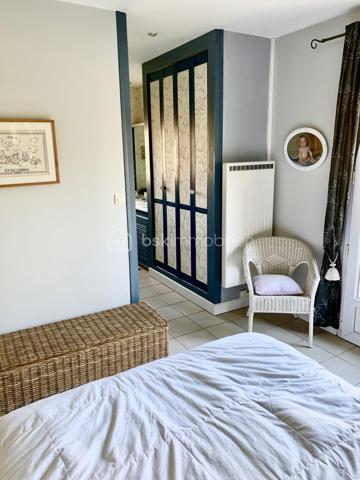 Propriété contemporaine avec gîte, chambres d'hôtes, piscine et parc arboré.
À seulement 2 km du charmant bourg de Lalinde, avec tous ses commerces et services, découvrez cette superbe propriété de 171 m² habitables, nichée au cœur d'un environnement privilégié, calme et sans aucun vis-à-vis. 
Implantée sur une parcelle paysagée de 6 900 m², entièrement clôturée et sécurisée par un portail motorisé, elle offre un cadre de vie paisible, propice à la détente comme à un projet d'accueil touristique.

Une maison principale lumineuse
Lumineuse grâce à ses larges baies vitrées, la maison principale séduit par ses volumes et sa fonctionnalité. La pièce de vie s'articule autour d'une cuisine entièrement équipée ouverte sur le séjour avec une cheminée, un cellier attenant à la cuisine avec son accès à l'extérieur complète cet espace.
En contrebas du séjour, une pièce supplémentaire offre de nombreuses possibilités d'aménagement : bibliothèque, bureau, salle de jeux ou espace de loisirs. Elle donne accès à une agréable véranda fermée, idéale pour profiter du jardin en toute saison.
L'espace nuit comprend :
trois chambres, dont une spacieuse suite parentale de 22 m² avec dressing et salle d'eau privative ;
une seconde salle d'eau ;
deux WC indépendants.
Côté confort, la maison bénéficie de prestations de qualité :
radiateurs éco-électriques Rothelec installés en 2022 ; plancher chauffant relié à une chaudière fioul non utilisé par les propriétaires mais fonctionnel.
cheminée à foyer fermé ;
climatisation réversible installée dans la pièce de vie en 2026.

Une dépendance idéale pour des chambres d'hôtes
Reliée à la maison par un agréable patio de 28 m², une dépendance accueille actuellement deux chambres d'hôtes, une salle d'eau et un WC indépendant.
Grâce à une configuration facilement modulable, l'une des chambres peut être transformée en cuisine, permettant ainsi la création d'un second gîte indépendant.
Le chauffage et la production d'eau chaude sont assurés par une chaudière au fioul.

Un gîte indépendant prêt à exploiter
Entièrement indépendant et bénéficiant de sa propre terrasse couverte, le gîte d'environ 50 m² constitue un véritable atout.
Au rez-de-chaussée :
une belle pièce de vie d'environ 25 m² avec cuisine ouverte ;
une salle d'eau avec WC de 4 m² ;
une terrasse couverte.
À l'étage :
deux chambres de 10 et 11 m² ;
un petit balcon.
Le chauffage est assuré par des radiateurs éco-électriques Rothelec installés en 2022.

Des prestations complètes
La propriété dispose également :
d'un garage isolé et entièrement carrelé de 38 m² et d'un grand abri de jardin en bois;
d'une piscine au chlore de 10 X 5 m, couverte avec le liner neuf de juillet 2026 ;
d'un parc arboré offrant intimité et sérénité.

Un emplacement recherché
Située sur les hauteurs de Lalinde dans le Périgord Pourpre, au coeur d'un secteur résidentiel particulièrement prisé, cette propriété bénéficie d'un environnement exceptionnel tout en restant proche des commodités.
À seulement 23 km de Bergerac et de son aéroport international, elle constitue une opportunité rare, aussi bien pour une résidence principale que pour développer une activité touristique immédiatement exploitable grâce au gîte et aux chambres d'hôtes. Son emplacement privilégié garantit une excellente attractivité auprès d'une clientèle française et internationale.

Visites possibles 7 jours sur 7, sur rendez-vous.
L'inter-agence est la bienvenue, ainsi que toute collaboration avec les professionnels de l'immobilier, dans un esprit de partage et de coopération.
***
Contemporary property with gîte, guest rooms, swimming pool and wooded park.
Just 2 km from the charming village of Lalinde, with all its shops and services, discover this superb property of 171 m 2, nestled in the heart of a privileged environment, quiet and without any vis-à-vis. 
Located on a landscaped plot of 6,900 m 2, fully fenced and secured by a motorized gate, it offers a peaceful living environment, conducive to relaxation as a tourist project.

A bright main house
Bright thanks to its large bay windows, the main house seduces with its volumes and functionality. The living room revolves around a fully equipped kitchen open to the living room with a fireplace, a pantry adjoining the kitchen with its access to the outside completes this space.
Below the living room, an additional room offers many possibilities for development: library, office, games room or leisure area. It gives access to a pleasant closed veranda, ideal for enjoying the garden in any season.
The sleeping area includes:
three bedrooms, including a spacious master suite of 22 m2 with dressing room and private bathroom;
a second bathroom;
two separate toilets.
On the comfort side, the house benefits from quality services:
Rothelec eco-electric radiators installed in 2022; heated floor connected to an oil boiler not used by the owners but functional.
closed fireplace;
reversible air conditioning installed in the living room in 2026

An ideal outbuilding for guest rooms
Connected to the house by a pleasant patio of 28 m 2, an outbuilding currently houses two guest rooms, a bathroom and a separate toilet.
Thanks to an easily modular configuration, one of the bedrooms can be converted into a kitchen, thus allowing the creation of a second independent cottage.
Heating and hot water production are provided by an oil boiler.

An independent cottage ready to operate
Fully independent and enjoying its own covered terrace, the cottage of about 50 m2 is a real asset.
On the ground floor
a beautiful living room of about 25 m2 with open kitchen;
a shower room with WC of 4 m 2;
a covered terrace.
Upstairs:
two bedrooms of 10 and 11 m 2;
a small balcony.
Heating is provided by Rothelec eco-electric heaters installed in 2022.

Comprehensive services
The property also has:
an insulated and fully tiled garage of 38 m2 and a large wooden garden shed;
a 10 X 5 m chlorine pool, covered with the new july 2026 liner;
a wooded park offering privacy and serenity;
A location you are looking for
Located on the heights of Lalinde in the Périgord Pourpre, in the heart of a particularly popular residential area, this property enjoys an exceptional environment while remaining close to amenities.
Only 23 km from Bergerac and its international airport, it is a rare opportunity, both for a main residence and to develop a tourist activity immediately exploitable through the cottage and guest rooms. Its privileged location guarantees an excellent appeal to a French and international clientele.

Visits possible 7 days a week, by appointment.
Inter-agency is welcome, as well as any collaboration with real estate professionals, in a spirit of sharing and cooperation.