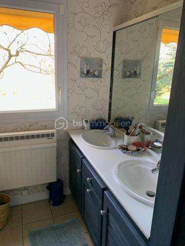Propriété contemporaine avec gîte, chambres d'hôtes, piscine et parc arboré.
À seulement 2 km du charmant bourg de Lalinde, avec tous ses commerces et services, découvrez cette superbe propriété de 171 m² habitables, nichée au cœur d'un environnement privilégié, calme et sans aucun vis-à-vis. 
Implantée sur une parcelle paysagée de 6 900 m², entièrement clôturée et sécurisée par un portail motorisé, elle offre un cadre de vie paisible, propice à la détente comme à un projet d'accueil touristique.

Une maison principale lumineuse
Lumineuse grâce à ses larges baies vitrées, la maison principale séduit par ses volumes et sa fonctionnalité. La pièce de vie s'articule autour d'une cuisine entièrement équipée ouverte sur le séjour avec une cheminée, un cellier attenant à la cuisine avec son accès à l'extérieur complète cet espace.
En contrebas du séjour, une pièce supplémentaire offre de nombreuses possibilités d'aménagement : bibliothèque, bureau, salle de jeux ou espace de loisirs. Elle donne accès à une agréable véranda fermée, idéale pour profiter du jardin en toute saison.
L'espace nuit comprend :
trois chambres, dont une spacieuse suite parentale de 22 m² avec dressing et salle d'eau privative ;
une seconde salle d'eau ;
deux WC indépendants.
Côté confort, la maison bénéficie de prestations de qualité :
radiateurs éco-électriques Rothelec installés en 2022 ; plancher chauffant relié à une chaudière fioul non utilisé par les propriétaires mais fonctionnel.
cheminée à foyer fermé ;
climatisation réversible installée dans la pièce de vie en 2026.

Une dépendance idéale pour des chambres d'hôtes
Reliée à la maison par un agréable patio de 28 m², une dépendance accueille actuellement deux chambres d'hôtes, une salle d'eau et un WC indépendant.
Grâce à une configuration facilement modulable, l'une des chambres peut être transformée en cuisine, permettant ainsi la création d'un second gîte indépendant.
Le chauffage et la production d'eau chaude sont assurés par une chaudière au fioul.

Un gîte indépendant prêt à exploiter
Entièrement indépendant et bénéficiant de sa propre terrasse couverte, le gîte d'environ 50 m² constitue un véritable atout.
Au rez-de-chaussée :
une belle pièce de vie d'environ 25 m² avec cuisine ouverte ;
une salle d'eau avec WC de 4 m² ;
une terrasse couverte.
À l'étage :
deux chambres de 10 et 11 m² ;
un petit balcon.
Le chauffage est assuré par des radiateurs éco-électriques Rothelec installés en 2022.

Des prestations complètes
La propriété dispose également :
d'un garage isolé et entièrement carrelé de 38 m² et d'un grand abri de jardin en bois;
d'une piscine au chlore de 10 X 5 m, couverte avec le liner neuf de juillet 2026 ;
d'un parc arboré offrant intimité et sérénité.

Un emplacement recherché
Située sur les hauteurs de Lalinde dans le Périgord Pourpre, au coeur d'un secteur résidentiel particulièrement prisé, cette propriété bénéficie d'un environnement exceptionnel tout en restant proche des commodités.
À seulement 23 km de Bergerac et de son aéroport international, elle constitue une opportunité rare, aussi bien pour une résidence principale que pour développer une activité touristique immédiatement exploitable grâce au gîte et aux chambres d'hôtes. Son emplacement privilégié garantit une excellente attractivité auprès d'une clientèle française et internationale.

Visites possibles 7 jours sur 7, sur rendez-vous.
L'inter-agence est la bienvenue, ainsi que toute collaboration avec les professionnels de l'immobilier, dans un esprit de partage et de coopération.
***
Contemporary property with gîte, guest rooms, swimming pool and wooded park.
Just 2 km from the charming village of Lalinde, with all its shops and services, discover this superb property of 171 m 2, nestled in the heart of a privileged environment, quiet and without any vis-à-vis. 
Located on a landscaped plot of 6,900 m 2, fully fenced and secured by a motorized gate, it offers a peaceful living environment, conducive to relaxation as a tourist project.

A bright main house
Bright thanks to its large bay windows, the main house seduces with its volumes and functionality. The living room revolves around a fully equipped kitchen open to the living room with a fireplace, a pantry adjoining the kitchen with its access to the outside completes this space.
Below the living room, an additional room offers many possibilities for development: library, office, games room or leisure area. It gives access to a pleasant closed veranda, ideal for enjoying the garden in any season.
The sleeping area includes:
three bedrooms, including a spacious master suite of 22 m2 with dressing room and private bathroom;
a second bathroom;
two separate toilets.
On the comfort side, the house benefits from quality services:
Rothelec eco-electric radiators installed in 2022; heated floor connected to an oil boiler not used by the owners but functional.
closed fireplace;
reversible air conditioning installed in the living room in 2026

An ideal outbuilding for guest rooms
Connected to the house by a pleasant patio of 28 m 2, an outbuilding currently houses two guest rooms, a bathroom and a separate toilet.
Thanks to an easily modular configuration, one of the bedrooms can be converted into a kitchen, thus allowing the creation of a second independent cottage.
Heating and hot water production are provided by an oil boiler.

An independent cottage ready to operate
Fully independent and enjoying its own covered terrace, the cottage of about 50 m2 is a real asset.
On the ground floor
a beautiful living room of about 25 m2 with open kitchen;
a shower room with WC of 4 m 2;
a covered terrace.
Upstairs:
two bedrooms of 10 and 11 m 2;
a small balcony.
Heating is provided by Rothelec eco-electric heaters installed in 2022.

Comprehensive services
The property also has:
an insulated and fully tiled garage of 38 m2 and a large wooden garden shed;
a 10 X 5 m chlorine pool, covered with the new july 2026 liner;
a wooded park offering privacy and serenity;
A location you are looking for
Located on the heights of Lalinde in the Périgord Pourpre, in the heart of a particularly popular residential area, this property enjoys an exceptional environment while remaining close to amenities.
Only 23 km from Bergerac and its international airport, it is a rare opportunity, both for a main residence and to develop a tourist activity immediately exploitable through the cottage and guest rooms. Its privileged location guarantees an excellent appeal to a French and international clientele.

Visits possible 7 days a week, by appointment.
Inter-agency is welcome, as well as any collaboration with real estate professionals, in a spirit of sharing and cooperation.