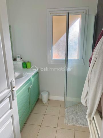 Propriété contemporaine avec gîte, chambres d'hôtes, piscine et parc arboré.
À seulement 2 km du charmant bourg de Lalinde, avec tous ses commerces et services, découvrez cette superbe propriété de 171 m² habitables, nichée au cœur d'un environnement privilégié, calme et sans aucun vis-à-vis. 
Implantée sur une parcelle paysagée de 6 900 m², entièrement clôturée et sécurisée par un portail motorisé, elle offre un cadre de vie paisible, propice à la détente comme à un projet d'accueil touristique.

Une maison principale lumineuse
Lumineuse grâce à ses larges baies vitrées, la maison principale séduit par ses volumes et sa fonctionnalité. La pièce de vie s'articule autour d'une cuisine entièrement équipée ouverte sur le séjour avec une cheminée, un cellier attenant à la cuisine avec son accès à l'extérieur complète cet espace.
En contrebas du séjour, une pièce supplémentaire offre de nombreuses possibilités d'aménagement : bibliothèque, bureau, salle de jeux ou espace de loisirs. Elle donne accès à une agréable véranda fermée, idéale pour profiter du jardin en toute saison.
L'espace nuit comprend :
trois chambres, dont une spacieuse suite parentale de 22 m² avec dressing et salle d'eau privative ;
une seconde salle d'eau ;
deux WC indépendants.
Côté confort, la maison bénéficie de prestations de qualité :
radiateurs éco-électriques Rothelec installés en 2022 ; plancher chauffant relié à une chaudière fioul non utilisé par les propriétaires mais fonctionnel.
cheminée à foyer fermé ;
climatisation réversible installée dans la pièce de vie en 2026.

Une dépendance idéale pour des chambres d'hôtes
Reliée à la maison par un agréable patio de 28 m², une dépendance accueille actuellement deux chambres d'hôtes, une salle d'eau et un WC indépendant.
Grâce à une configuration facilement modulable, l'une des chambres peut être transformée en cuisine, permettant ainsi la création d'un second gîte indépendant.
Le chauffage et la production d'eau chaude sont assurés par une chaudière au fioul.

Un gîte indépendant prêt à exploiter
Entièrement indépendant et bénéficiant de sa propre terrasse couverte, le gîte d'environ 50 m² constitue un véritable atout.
Au rez-de-chaussée :
une belle pièce de vie d'environ 25 m² avec cuisine ouverte ;
une salle d'eau avec WC de 4 m² ;
une terrasse couverte.
À l'étage :
deux chambres de 10 et 11 m² ;
un petit balcon.
Le chauffage est assuré par des radiateurs éco-électriques Rothelec installés en 2022.

Des prestations complètes
La propriété dispose également :
d'un garage isolé et entièrement carrelé de 38 m² et d'un grand abri de jardin en bois;
d'une piscine au chlore de 10 X 5 m, couverte avec le liner neuf de juillet 2026 ;
d'un parc arboré offrant intimité et sérénité.

Un emplacement recherché
Située sur les hauteurs de Lalinde dans le Périgord Pourpre, au coeur d'un secteur résidentiel particulièrement prisé, cette propriété bénéficie d'un environnement exceptionnel tout en restant proche des commodités.
À seulement 23 km de Bergerac et de son aéroport international, elle constitue une opportunité rare, aussi bien pour une résidence principale que pour développer une activité touristique immédiatement exploitable grâce au gîte et aux chambres d'hôtes. Son emplacement privilégié garantit une excellente attractivité auprès d'une clientèle française et internationale.

Visites possibles 7 jours sur 7, sur rendez-vous.
L'inter-agence est la bienvenue, ainsi que toute collaboration avec les professionnels de l'immobilier, dans un esprit de partage et de coopération.
***
Contemporary property with gîte, guest rooms, swimming pool and wooded park.
Just 2 km from the charming village of Lalinde, with all its shops and services, discover this superb property of 171 m 2, nestled in the heart of a privileged environment, quiet and without any vis-à-vis. 
Located on a landscaped plot of 6,900 m 2, fully fenced and secured by a motorized gate, it offers a peaceful living environment, conducive to relaxation as a tourist project.

A bright main house
Bright thanks to its large bay windows, the main house seduces with its volumes and functionality. The living room revolves around a fully equipped kitchen open to the living room with a fireplace, a pantry adjoining the kitchen with its access to the outside completes this space.
Below the living room, an additional room offers many possibilities for development: library, office, games room or leisure area. It gives access to a pleasant closed veranda, ideal for enjoying the garden in any season.
The sleeping area includes:
three bedrooms, including a spacious master suite of 22 m2 with dressing room and private bathroom;
a second bathroom;
two separate toilets.
On the comfort side, the house benefits from quality services:
Rothelec eco-electric radiators installed in 2022; heated floor connected to an oil boiler not used by the owners but functional.
closed fireplace;
reversible air conditioning installed in the living room in 2026

An ideal outbuilding for guest rooms
Connected to the house by a pleasant patio of 28 m 2, an outbuilding currently houses two guest rooms, a bathroom and a separate toilet.
Thanks to an easily modular configuration, one of the bedrooms can be converted into a kitchen, thus allowing the creation of a second independent cottage.
Heating and hot water production are provided by an oil boiler.

An independent cottage ready to operate
Fully independent and enjoying its own covered terrace, the cottage of about 50 m2 is a real asset.
On the ground floor
a beautiful living room of about 25 m2 with open kitchen;
a shower room with WC of 4 m 2;
a covered terrace.
Upstairs:
two bedrooms of 10 and 11 m 2;
a small balcony.
Heating is provided by Rothelec eco-electric heaters installed in 2022.

Comprehensive services
The property also has:
an insulated and fully tiled garage of 38 m2 and a large wooden garden shed;
a 10 X 5 m chlorine pool, covered with the new july 2026 liner;
a wooded park offering privacy and serenity;
A location you are looking for
Located on the heights of Lalinde in the Périgord Pourpre, in the heart of a particularly popular residential area, this property enjoys an exceptional environment while remaining close to amenities.
Only 23 km from Bergerac and its international airport, it is a rare opportunity, both for a main residence and to develop a tourist activity immediately exploitable through the cottage and guest rooms. Its privileged location guarantees an excellent appeal to a French and international clientele.

Visits possible 7 days a week, by appointment.
Inter-agency is welcome, as well as any collaboration with real estate professionals, in a spirit of sharing and cooperation.