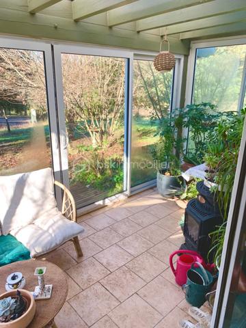 Propriété contemporaine avec gîte, chambres d'hôtes, piscine et parc arboré.
À seulement 2 km du charmant bourg de Lalinde, avec tous ses commerces et services, découvrez cette superbe propriété de 171 m² habitables, nichée au cœur d'un environnement privilégié, calme et sans aucun vis-à-vis. 
Implantée sur une parcelle paysagée de 6 900 m², entièrement clôturée et sécurisée par un portail motorisé, elle offre un cadre de vie paisible, propice à la détente comme à un projet d'accueil touristique.

Une maison principale lumineuse
Lumineuse grâce à ses larges baies vitrées, la maison principale séduit par ses volumes et sa fonctionnalité. La pièce de vie s'articule autour d'une cuisine entièrement équipée ouverte sur le séjour avec une cheminée, un cellier attenant à la cuisine avec son accès à l'extérieur complète cet espace.
En contrebas du séjour, une pièce supplémentaire offre de nombreuses possibilités d'aménagement : bibliothèque, bureau, salle de jeux ou espace de loisirs. Elle donne accès à une agréable véranda fermée, idéale pour profiter du jardin en toute saison.
L'espace nuit comprend :
trois chambres, dont une spacieuse suite parentale de 22 m² avec dressing et salle d'eau privative ;
une seconde salle d'eau ;
deux WC indépendants.
Côté confort, la maison bénéficie de prestations de qualité :
radiateurs éco-électriques Rothelec installés en 2022 ; plancher chauffant relié à une chaudière fioul non utilisé par les propriétaires mais fonctionnel.
cheminée à foyer fermé ;
climatisation réversible installée dans la pièce de vie en 2026.

Une dépendance idéale pour des chambres d'hôtes
Reliée à la maison par un agréable patio de 28 m², une dépendance accueille actuellement deux chambres d'hôtes, une salle d'eau et un WC indépendant.
Grâce à une configuration facilement modulable, l'une des chambres peut être transformée en cuisine, permettant ainsi la création d'un second gîte indépendant.
Le chauffage et la production d'eau chaude sont assurés par une chaudière au fioul.

Un gîte indépendant prêt à exploiter
Entièrement indépendant et bénéficiant de sa propre terrasse couverte, le gîte d'environ 50 m² constitue un véritable atout.
Au rez-de-chaussée :
une belle pièce de vie d'environ 25 m² avec cuisine ouverte ;
une salle d'eau avec WC de 4 m² ;
une terrasse couverte.
À l'étage :
deux chambres de 10 et 11 m² ;
un petit balcon.
Le chauffage est assuré par des radiateurs éco-électriques Rothelec installés en 2022.

Des prestations complètes
La propriété dispose également :
d'un garage isolé et entièrement carrelé de 38 m² et d'un grand abri de jardin en bois;
d'une piscine au chlore de 10 X 5 m, couverte avec le liner neuf de juillet 2026 ;
d'un parc arboré offrant intimité et sérénité.

Un emplacement recherché
Située sur les hauteurs de Lalinde dans le Périgord Pourpre, au coeur d'un secteur résidentiel particulièrement prisé, cette propriété bénéficie d'un environnement exceptionnel tout en restant proche des commodités.
À seulement 23 km de Bergerac et de son aéroport international, elle constitue une opportunité rare, aussi bien pour une résidence principale que pour développer une activité touristique immédiatement exploitable grâce au gîte et aux chambres d'hôtes. Son emplacement privilégié garantit une excellente attractivité auprès d'une clientèle française et internationale.

Visites possibles 7 jours sur 7, sur rendez-vous.
L'inter-agence est la bienvenue, ainsi que toute collaboration avec les professionnels de l'immobilier, dans un esprit de partage et de coopération.
***
Contemporary property with gîte, guest rooms, swimming pool and wooded park.
Just 2 km from the charming village of Lalinde, with all its shops and services, discover this superb property of 171 m 2, nestled in the heart of a privileged environment, quiet and without any vis-à-vis. 
Located on a landscaped plot of 6,900 m 2, fully fenced and secured by a motorized gate, it offers a peaceful living environment, conducive to relaxation as a tourist project.

A bright main house
Bright thanks to its large bay windows, the main house seduces with its volumes and functionality. The living room revolves around a fully equipped kitchen open to the living room with a fireplace, a pantry adjoining the kitchen with its access to the outside completes this space.
Below the living room, an additional room offers many possibilities for development: library, office, games room or leisure area. It gives access to a pleasant closed veranda, ideal for enjoying the garden in any season.
The sleeping area includes:
three bedrooms, including a spacious master suite of 22 m2 with dressing room and private bathroom;
a second bathroom;
two separate toilets.
On the comfort side, the house benefits from quality services:
Rothelec eco-electric radiators installed in 2022; heated floor connected to an oil boiler not used by the owners but functional.
closed fireplace;
reversible air conditioning installed in the living room in 2026

An ideal outbuilding for guest rooms
Connected to the house by a pleasant patio of 28 m 2, an outbuilding currently houses two guest rooms, a bathroom and a separate toilet.
Thanks to an easily modular configuration, one of the bedrooms can be converted into a kitchen, thus allowing the creation of a second independent cottage.
Heating and hot water production are provided by an oil boiler.

An independent cottage ready to operate
Fully independent and enjoying its own covered terrace, the cottage of about 50 m2 is a real asset.
On the ground floor
a beautiful living room of about 25 m2 with open kitchen;
a shower room with WC of 4 m 2;
a covered terrace.
Upstairs:
two bedrooms of 10 and 11 m 2;
a small balcony.
Heating is provided by Rothelec eco-electric heaters installed in 2022.

Comprehensive services
The property also has:
an insulated and fully tiled garage of 38 m2 and a large wooden garden shed;
a 10 X 5 m chlorine pool, covered with the new july 2026 liner;
a wooded park offering privacy and serenity;
A location you are looking for
Located on the heights of Lalinde in the Périgord Pourpre, in the heart of a particularly popular residential area, this property enjoys an exceptional environment while remaining close to amenities.
Only 23 km from Bergerac and its international airport, it is a rare opportunity, both for a main residence and to develop a tourist activity immediately exploitable through the cottage and guest rooms. Its privileged location guarantees an excellent appeal to a French and international clientele.

Visits possible 7 days a week, by appointment.
Inter-agency is welcome, as well as any collaboration with real estate professionals, in a spirit of sharing and cooperation.