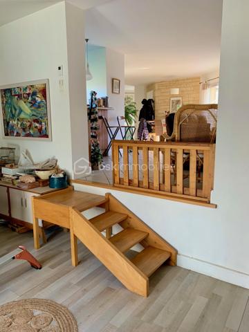 Propriété contemporaine avec gîte, chambres d'hôtes, piscine et parc arboré.
À seulement 2 km du charmant bourg de Lalinde, avec tous ses commerces et services, découvrez cette superbe propriété de 171 m² habitables, nichée au cœur d'un environnement privilégié, calme et sans aucun vis-à-vis. 
Implantée sur une parcelle paysagée de 6 900 m², entièrement clôturée et sécurisée par un portail motorisé, elle offre un cadre de vie paisible, propice à la détente comme à un projet d'accueil touristique.

Une maison principale lumineuse
Lumineuse grâce à ses larges baies vitrées, la maison principale séduit par ses volumes et sa fonctionnalité. La pièce de vie s'articule autour d'une cuisine entièrement équipée ouverte sur le séjour avec une cheminée, un cellier attenant à la cuisine avec son accès à l'extérieur complète cet espace.
En contrebas du séjour, une pièce supplémentaire offre de nombreuses possibilités d'aménagement : bibliothèque, bureau, salle de jeux ou espace de loisirs. Elle donne accès à une agréable véranda fermée, idéale pour profiter du jardin en toute saison.
L'espace nuit comprend :
trois chambres, dont une spacieuse suite parentale de 22 m² avec dressing et salle d'eau privative ;
une seconde salle d'eau ;
deux WC indépendants.
Côté confort, la maison bénéficie de prestations de qualité :
radiateurs éco-électriques Rothelec installés en 2022 ; plancher chauffant relié à une chaudière fioul non utilisé par les propriétaires mais fonctionnel.
cheminée à foyer fermé ;
climatisation réversible installée dans la pièce de vie en 2026.

Une dépendance idéale pour des chambres d'hôtes
Reliée à la maison par un agréable patio de 28 m², une dépendance accueille actuellement deux chambres d'hôtes, une salle d'eau et un WC indépendant.
Grâce à une configuration facilement modulable, l'une des chambres peut être transformée en cuisine, permettant ainsi la création d'un second gîte indépendant.
Le chauffage et la production d'eau chaude sont assurés par une chaudière au fioul.

Un gîte indépendant prêt à exploiter
Entièrement indépendant et bénéficiant de sa propre terrasse couverte, le gîte d'environ 50 m² constitue un véritable atout.
Au rez-de-chaussée :
une belle pièce de vie d'environ 25 m² avec cuisine ouverte ;
une salle d'eau avec WC de 4 m² ;
une terrasse couverte.
À l'étage :
deux chambres de 10 et 11 m² ;
un petit balcon.
Le chauffage est assuré par des radiateurs éco-électriques Rothelec installés en 2022.

Des prestations complètes
La propriété dispose également :
d'un garage isolé et entièrement carrelé de 38 m² et d'un grand abri de jardin en bois;
d'une piscine au chlore de 10 X 5 m, couverte avec le liner neuf de juillet 2026 ;
d'un parc arboré offrant intimité et sérénité.

Un emplacement recherché
Située sur les hauteurs de Lalinde dans le Périgord Pourpre, au coeur d'un secteur résidentiel particulièrement prisé, cette propriété bénéficie d'un environnement exceptionnel tout en restant proche des commodités.
À seulement 23 km de Bergerac et de son aéroport international, elle constitue une opportunité rare, aussi bien pour une résidence principale que pour développer une activité touristique immédiatement exploitable grâce au gîte et aux chambres d'hôtes. Son emplacement privilégié garantit une excellente attractivité auprès d'une clientèle française et internationale.

Visites possibles 7 jours sur 7, sur rendez-vous.
L'inter-agence est la bienvenue, ainsi que toute collaboration avec les professionnels de l'immobilier, dans un esprit de partage et de coopération.
***
Contemporary property with gîte, guest rooms, swimming pool and wooded park.
Just 2 km from the charming village of Lalinde, with all its shops and services, discover this superb property of 171 m 2, nestled in the heart of a privileged environment, quiet and without any vis-à-vis. 
Located on a landscaped plot of 6,900 m 2, fully fenced and secured by a motorized gate, it offers a peaceful living environment, conducive to relaxation as a tourist project.

A bright main house
Bright thanks to its large bay windows, the main house seduces with its volumes and functionality. The living room revolves around a fully equipped kitchen open to the living room with a fireplace, a pantry adjoining the kitchen with its access to the outside completes this space.
Below the living room, an additional room offers many possibilities for development: library, office, games room or leisure area. It gives access to a pleasant closed veranda, ideal for enjoying the garden in any season.
The sleeping area includes:
three bedrooms, including a spacious master suite of 22 m2 with dressing room and private bathroom;
a second bathroom;
two separate toilets.
On the comfort side, the house benefits from quality services:
Rothelec eco-electric radiators installed in 2022; heated floor connected to an oil boiler not used by the owners but functional.
closed fireplace;
reversible air conditioning installed in the living room in 2026

An ideal outbuilding for guest rooms
Connected to the house by a pleasant patio of 28 m 2, an outbuilding currently houses two guest rooms, a bathroom and a separate toilet.
Thanks to an easily modular configuration, one of the bedrooms can be converted into a kitchen, thus allowing the creation of a second independent cottage.
Heating and hot water production are provided by an oil boiler.

An independent cottage ready to operate
Fully independent and enjoying its own covered terrace, the cottage of about 50 m2 is a real asset.
On the ground floor
a beautiful living room of about 25 m2 with open kitchen;
a shower room with WC of 4 m 2;
a covered terrace.
Upstairs:
two bedrooms of 10 and 11 m 2;
a small balcony.
Heating is provided by Rothelec eco-electric heaters installed in 2022.

Comprehensive services
The property also has:
an insulated and fully tiled garage of 38 m2 and a large wooden garden shed;
a 10 X 5 m chlorine pool, covered with the new july 2026 liner;
a wooded park offering privacy and serenity;
A location you are looking for
Located on the heights of Lalinde in the Périgord Pourpre, in the heart of a particularly popular residential area, this property enjoys an exceptional environment while remaining close to amenities.
Only 23 km from Bergerac and its international airport, it is a rare opportunity, both for a main residence and to develop a tourist activity immediately exploitable through the cottage and guest rooms. Its privileged location guarantees an excellent appeal to a French and international clientele.

Visits possible 7 days a week, by appointment.
Inter-agency is welcome, as well as any collaboration with real estate professionals, in a spirit of sharing and cooperation.