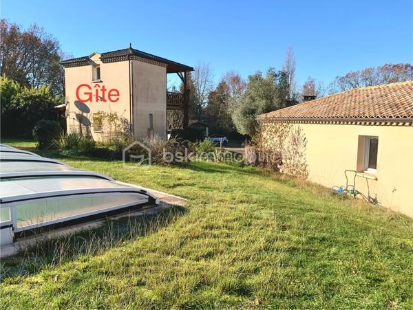 Propriété contemporaine avec gîte, chambres d'hôtes, piscine et parc arboré.
À seulement 2 km du charmant bourg de Lalinde, avec tous ses commerces et services, découvrez cette superbe propriété de 171 m² habitables, nichée au cœur d'un environnement privilégié, calme et sans aucun vis-à-vis. 
Implantée sur une parcelle paysagée de 6 900 m², entièrement clôturée et sécurisée par un portail motorisé, elle offre un cadre de vie paisible, propice à la détente comme à un projet d'accueil touristique.

Une maison principale lumineuse
Lumineuse grâce à ses larges baies vitrées, la maison principale séduit par ses volumes et sa fonctionnalité. La pièce de vie s'articule autour d'une cuisine entièrement équipée ouverte sur le séjour avec une cheminée, un cellier attenant à la cuisine avec son accès à l'extérieur complète cet espace.
En contrebas du séjour, une pièce supplémentaire offre de nombreuses possibilités d'aménagement : bibliothèque, bureau, salle de jeux ou espace de loisirs. Elle donne accès à une agréable véranda fermée, idéale pour profiter du jardin en toute saison.
L'espace nuit comprend :
trois chambres, dont une spacieuse suite parentale de 22 m² avec dressing et salle d'eau privative ;
une seconde salle d'eau ;
deux WC indépendants.
Côté confort, la maison bénéficie de prestations de qualité :
radiateurs éco-électriques Rothelec installés en 2022 ; plancher chauffant relié à une chaudière fioul non utilisé par les propriétaires mais fonctionnel.
cheminée à foyer fermé ;
climatisation réversible installée dans la pièce de vie en 2026.

Une dépendance idéale pour des chambres d'hôtes
Reliée à la maison par un agréable patio de 28 m², une dépendance accueille actuellement deux chambres d'hôtes, une salle d'eau et un WC indépendant.
Grâce à une configuration facilement modulable, l'une des chambres peut être transformée en cuisine, permettant ainsi la création d'un second gîte indépendant.
Le chauffage et la production d'eau chaude sont assurés par une chaudière au fioul.

Un gîte indépendant prêt à exploiter
Entièrement indépendant et bénéficiant de sa propre terrasse couverte, le gîte d'environ 50 m² constitue un véritable atout.
Au rez-de-chaussée :
une belle pièce de vie d'environ 25 m² avec cuisine ouverte ;
une salle d'eau avec WC de 4 m² ;
une terrasse couverte.
À l'étage :
deux chambres de 10 et 11 m² ;
un petit balcon.
Le chauffage est assuré par des radiateurs éco-électriques Rothelec installés en 2022.

Des prestations complètes
La propriété dispose également :
d'un garage isolé et entièrement carrelé de 38 m² et d'un grand abri de jardin en bois;
d'une piscine au chlore de 10 X 5 m, couverte avec le liner neuf de juillet 2026 ;
d'un parc arboré offrant intimité et sérénité.

Un emplacement recherché
Située sur les hauteurs de Lalinde dans le Périgord Pourpre, au coeur d'un secteur résidentiel particulièrement prisé, cette propriété bénéficie d'un environnement exceptionnel tout en restant proche des commodités.
À seulement 23 km de Bergerac et de son aéroport international, elle constitue une opportunité rare, aussi bien pour une résidence principale que pour développer une activité touristique immédiatement exploitable grâce au gîte et aux chambres d'hôtes. Son emplacement privilégié garantit une excellente attractivité auprès d'une clientèle française et internationale.

Visites possibles 7 jours sur 7, sur rendez-vous.
L'inter-agence est la bienvenue, ainsi que toute collaboration avec les professionnels de l'immobilier, dans un esprit de partage et de coopération.
***
Contemporary property with gîte, guest rooms, swimming pool and wooded park.
Just 2 km from the charming village of Lalinde, with all its shops and services, discover this superb property of 171 m 2, nestled in the heart of a privileged environment, quiet and without any vis-à-vis. 
Located on a landscaped plot of 6,900 m 2, fully fenced and secured by a motorized gate, it offers a peaceful living environment, conducive to relaxation as a tourist project.

A bright main house
Bright thanks to its large bay windows, the main house seduces with its volumes and functionality. The living room revolves around a fully equipped kitchen open to the living room with a fireplace, a pantry adjoining the kitchen with its access to the outside completes this space.
Below the living room, an additional room offers many possibilities for development: library, office, games room or leisure area. It gives access to a pleasant closed veranda, ideal for enjoying the garden in any season.
The sleeping area includes:
three bedrooms, including a spacious master suite of 22 m2 with dressing room and private bathroom;
a second bathroom;
two separate toilets.
On the comfort side, the house benefits from quality services:
Rothelec eco-electric radiators installed in 2022; heated floor connected to an oil boiler not used by the owners but functional.
closed fireplace;
reversible air conditioning installed in the living room in 2026

An ideal outbuilding for guest rooms
Connected to the house by a pleasant patio of 28 m 2, an outbuilding currently houses two guest rooms, a bathroom and a separate toilet.
Thanks to an easily modular configuration, one of the bedrooms can be converted into a kitchen, thus allowing the creation of a second independent cottage.
Heating and hot water production are provided by an oil boiler.

An independent cottage ready to operate
Fully independent and enjoying its own covered terrace, the cottage of about 50 m2 is a real asset.
On the ground floor
a beautiful living room of about 25 m2 with open kitchen;
a shower room with WC of 4 m 2;
a covered terrace.
Upstairs:
two bedrooms of 10 and 11 m 2;
a small balcony.
Heating is provided by Rothelec eco-electric heaters installed in 2022.

Comprehensive services
The property also has:
an insulated and fully tiled garage of 38 m2 and a large wooden garden shed;
a 10 X 5 m chlorine pool, covered with the new july 2026 liner;
a wooded park offering privacy and serenity;
A location you are looking for
Located on the heights of Lalinde in the Périgord Pourpre, in the heart of a particularly popular residential area, this property enjoys an exceptional environment while remaining close to amenities.
Only 23 km from Bergerac and its international airport, it is a rare opportunity, both for a main residence and to develop a tourist activity immediately exploitable through the cottage and guest rooms. Its privileged location guarantees an excellent appeal to a French and international clientele.

Visits possible 7 days a week, by appointment.
Inter-agency is welcome, as well as any collaboration with real estate professionals, in a spirit of sharing and cooperation.
