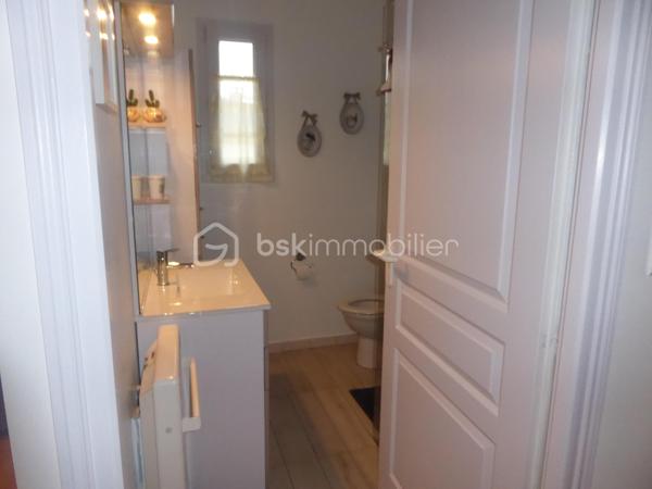 Propriété contemporaine avec gîte, chambres d'hôtes, piscine et parc arboré.
À seulement 2 km du charmant bourg de Lalinde, avec tous ses commerces et services, découvrez cette superbe propriété de 171 m² habitables, nichée au cœur d'un environnement privilégié, calme et sans aucun vis-à-vis. 
Implantée sur une parcelle paysagée de 6 900 m², entièrement clôturée et sécurisée par un portail motorisé, elle offre un cadre de vie paisible, propice à la détente comme à un projet d'accueil touristique.

Une maison principale lumineuse
Lumineuse grâce à ses larges baies vitrées, la maison principale séduit par ses volumes et sa fonctionnalité. La pièce de vie s'articule autour d'une cuisine entièrement équipée ouverte sur le séjour avec une cheminée, un cellier attenant à la cuisine avec son accès à l'extérieur complète cet espace.
En contrebas du séjour, une pièce supplémentaire offre de nombreuses possibilités d'aménagement : bibliothèque, bureau, salle de jeux ou espace de loisirs. Elle donne accès à une agréable véranda fermée, idéale pour profiter du jardin en toute saison.
L'espace nuit comprend :
trois chambres, dont une spacieuse suite parentale de 22 m² avec dressing et salle d'eau privative ;
une seconde salle d'eau ;
deux WC indépendants.
Côté confort, la maison bénéficie de prestations de qualité :
radiateurs éco-électriques Rothelec installés en 2022 ; plancher chauffant relié à une chaudière fioul non utilisé par les propriétaires mais fonctionnel.
cheminée à foyer fermé ;
climatisation réversible installée dans la pièce de vie en 2026.

Une dépendance idéale pour des chambres d'hôtes
Reliée à la maison par un agréable patio de 28 m², une dépendance accueille actuellement deux chambres d'hôtes, une salle d'eau et un WC indépendant.
Grâce à une configuration facilement modulable, l'une des chambres peut être transformée en cuisine, permettant ainsi la création d'un second gîte indépendant.
Le chauffage et la production d'eau chaude sont assurés par une chaudière au fioul.

Un gîte indépendant prêt à exploiter
Entièrement indépendant et bénéficiant de sa propre terrasse couverte, le gîte d'environ 50 m² constitue un véritable atout.
Au rez-de-chaussée :
une belle pièce de vie d'environ 25 m² avec cuisine ouverte ;
une salle d'eau avec WC de 4 m² ;
une terrasse couverte.
À l'étage :
deux chambres de 10 et 11 m² ;
un petit balcon.
Le chauffage est assuré par des radiateurs éco-électriques Rothelec installés en 2022.

Des prestations complètes
La propriété dispose également :
d'un garage isolé et entièrement carrelé de 38 m² et d'un grand abri de jardin en bois;
d'une piscine au chlore de 10 X 5 m, couverte avec le liner neuf de juillet 2026 ;
d'un parc arboré offrant intimité et sérénité.

Un emplacement recherché
Située sur les hauteurs de Lalinde dans le Périgord Pourpre, au coeur d'un secteur résidentiel particulièrement prisé, cette propriété bénéficie d'un environnement exceptionnel tout en restant proche des commodités.
À seulement 23 km de Bergerac et de son aéroport international, elle constitue une opportunité rare, aussi bien pour une résidence principale que pour développer une activité touristique immédiatement exploitable grâce au gîte et aux chambres d'hôtes. Son emplacement privilégié garantit une excellente attractivité auprès d'une clientèle française et internationale.

Visites possibles 7 jours sur 7, sur rendez-vous.
L'inter-agence est la bienvenue, ainsi que toute collaboration avec les professionnels de l'immobilier, dans un esprit de partage et de coopération.
***
Contemporary property with gîte, guest rooms, swimming pool and wooded park.
Just 2 km from the charming village of Lalinde, with all its shops and services, discover this superb property of 171 m 2, nestled in the heart of a privileged environment, quiet and without any vis-à-vis. 
Located on a landscaped plot of 6,900 m 2, fully fenced and secured by a motorized gate, it offers a peaceful living environment, conducive to relaxation as a tourist project.

A bright main house
Bright thanks to its large bay windows, the main house seduces with its volumes and functionality. The living room revolves around a fully equipped kitchen open to the living room with a fireplace, a pantry adjoining the kitchen with its access to the outside completes this space.
Below the living room, an additional room offers many possibilities for development: library, office, games room or leisure area. It gives access to a pleasant closed veranda, ideal for enjoying the garden in any season.
The sleeping area includes:
three bedrooms, including a spacious master suite of 22 m2 with dressing room and private bathroom;
a second bathroom;
two separate toilets.
On the comfort side, the house benefits from quality services:
Rothelec eco-electric radiators installed in 2022; heated floor connected to an oil boiler not used by the owners but functional.
closed fireplace;
reversible air conditioning installed in the living room in 2026

An ideal outbuilding for guest rooms
Connected to the house by a pleasant patio of 28 m 2, an outbuilding currently houses two guest rooms, a bathroom and a separate toilet.
Thanks to an easily modular configuration, one of the bedrooms can be converted into a kitchen, thus allowing the creation of a second independent cottage.
Heating and hot water production are provided by an oil boiler.

An independent cottage ready to operate
Fully independent and enjoying its own covered terrace, the cottage of about 50 m2 is a real asset.
On the ground floor
a beautiful living room of about 25 m2 with open kitchen;
a shower room with WC of 4 m 2;
a covered terrace.
Upstairs:
two bedrooms of 10 and 11 m 2;
a small balcony.
Heating is provided by Rothelec eco-electric heaters installed in 2022.

Comprehensive services
The property also has:
an insulated and fully tiled garage of 38 m2 and a large wooden garden shed;
a 10 X 5 m chlorine pool, covered with the new july 2026 liner;
a wooded park offering privacy and serenity;
A location you are looking for
Located on the heights of Lalinde in the Périgord Pourpre, in the heart of a particularly popular residential area, this property enjoys an exceptional environment while remaining close to amenities.
Only 23 km from Bergerac and its international airport, it is a rare opportunity, both for a main residence and to develop a tourist activity immediately exploitable through the cottage and guest rooms. Its privileged location guarantees an excellent appeal to a French and international clientele.

Visits possible 7 days a week, by appointment.
Inter-agency is welcome, as well as any collaboration with real estate professionals, in a spirit of sharing and cooperation.