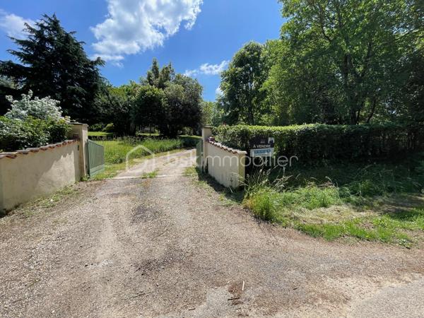 Propriété contemporaine avec gîte, chambres d'hôtes, piscine et parc arboré.
À seulement 2 km du charmant bourg de Lalinde, avec tous ses commerces et services, découvrez cette superbe propriété de 171 m² habitables, nichée au cœur d'un environnement privilégié, calme et sans aucun vis-à-vis. 
Implantée sur une parcelle paysagée de 6 900 m², entièrement clôturée et sécurisée par un portail motorisé, elle offre un cadre de vie paisible, propice à la détente comme à un projet d'accueil touristique.

Une maison principale lumineuse
Lumineuse grâce à ses larges baies vitrées, la maison principale séduit par ses volumes et sa fonctionnalité. La pièce de vie s'articule autour d'une cuisine entièrement équipée ouverte sur le séjour avec une cheminée, un cellier attenant à la cuisine avec son accès à l'extérieur complète cet espace.
En contrebas du séjour, une pièce supplémentaire offre de nombreuses possibilités d'aménagement : bibliothèque, bureau, salle de jeux ou espace de loisirs. Elle donne accès à une agréable véranda fermée, idéale pour profiter du jardin en toute saison.
L'espace nuit comprend :
trois chambres, dont une spacieuse suite parentale de 22 m² avec dressing et salle d'eau privative ;
une seconde salle d'eau ;
deux WC indépendants.
Côté confort, la maison bénéficie de prestations de qualité :
radiateurs éco-électriques Rothelec installés en 2022 ; plancher chauffant relié à une chaudière fioul non utilisé par les propriétaires mais fonctionnel.
cheminée à foyer fermé ;
climatisation réversible installée dans la pièce de vie en 2026.

Une dépendance idéale pour des chambres d'hôtes
Reliée à la maison par un agréable patio de 28 m², une dépendance accueille actuellement deux chambres d'hôtes, une salle d'eau et un WC indépendant.
Grâce à une configuration facilement modulable, l'une des chambres peut être transformée en cuisine, permettant ainsi la création d'un second gîte indépendant.
Le chauffage et la production d'eau chaude sont assurés par une chaudière au fioul.

Un gîte indépendant prêt à exploiter
Entièrement indépendant et bénéficiant de sa propre terrasse couverte, le gîte d'environ 50 m² constitue un véritable atout.
Au rez-de-chaussée :
une belle pièce de vie d'environ 25 m² avec cuisine ouverte ;
une salle d'eau avec WC de 4 m² ;
une terrasse couverte.
À l'étage :
deux chambres de 10 et 11 m² ;
un petit balcon.
Le chauffage est assuré par des radiateurs éco-électriques Rothelec installés en 2022.

Des prestations complètes
La propriété dispose également :
d'un garage isolé et entièrement carrelé de 38 m² et d'un grand abri de jardin en bois;
d'une piscine au chlore de 10 X 5 m, couverte avec le liner neuf de juillet 2026 ;
d'un parc arboré offrant intimité et sérénité.

Un emplacement recherché
Située sur les hauteurs de Lalinde dans le Périgord Pourpre, au coeur d'un secteur résidentiel particulièrement prisé, cette propriété bénéficie d'un environnement exceptionnel tout en restant proche des commodités.
À seulement 23 km de Bergerac et de son aéroport international, elle constitue une opportunité rare, aussi bien pour une résidence principale que pour développer une activité touristique immédiatement exploitable grâce au gîte et aux chambres d'hôtes. Son emplacement privilégié garantit une excellente attractivité auprès d'une clientèle française et internationale.

Visites possibles 7 jours sur 7, sur rendez-vous.
L'inter-agence est la bienvenue, ainsi que toute collaboration avec les professionnels de l'immobilier, dans un esprit de partage et de coopération.
***
Contemporary property with gîte, guest rooms, swimming pool and wooded park.
Just 2 km from the charming village of Lalinde, with all its shops and services, discover this superb property of 171 m 2, nestled in the heart of a privileged environment, quiet and without any vis-à-vis. 
Located on a landscaped plot of 6,900 m 2, fully fenced and secured by a motorized gate, it offers a peaceful living environment, conducive to relaxation as a tourist project.

A bright main house
Bright thanks to its large bay windows, the main house seduces with its volumes and functionality. The living room revolves around a fully equipped kitchen open to the living room with a fireplace, a pantry adjoining the kitchen with its access to the outside completes this space.
Below the living room, an additional room offers many possibilities for development: library, office, games room or leisure area. It gives access to a pleasant closed veranda, ideal for enjoying the garden in any season.
The sleeping area includes:
three bedrooms, including a spacious master suite of 22 m2 with dressing room and private bathroom;
a second bathroom;
two separate toilets.
On the comfort side, the house benefits from quality services:
Rothelec eco-electric radiators installed in 2022; heated floor connected to an oil boiler not used by the owners but functional.
closed fireplace;
reversible air conditioning installed in the living room in 2026

An ideal outbuilding for guest rooms
Connected to the house by a pleasant patio of 28 m 2, an outbuilding currently houses two guest rooms, a bathroom and a separate toilet.
Thanks to an easily modular configuration, one of the bedrooms can be converted into a kitchen, thus allowing the creation of a second independent cottage.
Heating and hot water production are provided by an oil boiler.

An independent cottage ready to operate
Fully independent and enjoying its own covered terrace, the cottage of about 50 m2 is a real asset.
On the ground floor
a beautiful living room of about 25 m2 with open kitchen;
a shower room with WC of 4 m 2;
a covered terrace.
Upstairs:
two bedrooms of 10 and 11 m 2;
a small balcony.
Heating is provided by Rothelec eco-electric heaters installed in 2022.

Comprehensive services
The property also has:
an insulated and fully tiled garage of 38 m2 and a large wooden garden shed;
a 10 X 5 m chlorine pool, covered with the new july 2026 liner;
a wooded park offering privacy and serenity;
A location you are looking for
Located on the heights of Lalinde in the Périgord Pourpre, in the heart of a particularly popular residential area, this property enjoys an exceptional environment while remaining close to amenities.
Only 23 km from Bergerac and its international airport, it is a rare opportunity, both for a main residence and to develop a tourist activity immediately exploitable through the cottage and guest rooms. Its privileged location guarantees an excellent appeal to a French and international clientele.

Visits possible 7 days a week, by appointment.
Inter-agency is welcome, as well as any collaboration with real estate professionals, in a spirit of sharing and cooperation.