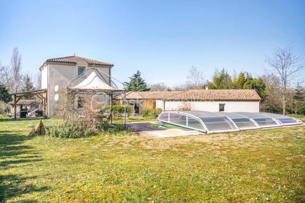 Propriété contemporaine avec gîte, chambres d'hôtes, piscine et parc arboré.
À seulement 2 km du charmant bourg de Lalinde, avec tous ses commerces et services, découvrez cette superbe propriété de 171 m² habitables, nichée au cœur d'un environnement privilégié, calme et sans aucun vis-à-vis. 
Implantée sur une parcelle paysagée de 6 900 m², entièrement clôturée et sécurisée par un portail motorisé, elle offre un cadre de vie paisible, propice à la détente comme à un projet d'accueil touristique.

Une maison principale lumineuse
Lumineuse grâce à ses larges baies vitrées, la maison principale séduit par ses volumes et sa fonctionnalité. La pièce de vie s'articule autour d'une cuisine entièrement équipée ouverte sur le séjour avec une cheminée, un cellier attenant à la cuisine avec son accès à l'extérieur complète cet espace.
En contrebas du séjour, une pièce supplémentaire offre de nombreuses possibilités d'aménagement : bibliothèque, bureau, salle de jeux ou espace de loisirs. Elle donne accès à une agréable véranda fermée, idéale pour profiter du jardin en toute saison.
L'espace nuit comprend :
trois chambres, dont une spacieuse suite parentale de 22 m² avec dressing et salle d'eau privative ;
une seconde salle d'eau ;
deux WC indépendants.
Côté confort, la maison bénéficie de prestations de qualité :
radiateurs éco-électriques Rothelec installés en 2022 ; plancher chauffant relié à une chaudière fioul non utilisé par les propriétaires mais fonctionnel.
cheminée à foyer fermé ;
climatisation réversible installée dans la pièce de vie en 2026.

Une dépendance idéale pour des chambres d'hôtes
Reliée à la maison par un agréable patio de 28 m², une dépendance accueille actuellement deux chambres d'hôtes, une salle d'eau et un WC indépendant.
Grâce à une configuration facilement modulable, l'une des chambres peut être transformée en cuisine, permettant ainsi la création d'un second gîte indépendant.
Le chauffage et la production d'eau chaude sont assurés par une chaudière au fioul.

Un gîte indépendant prêt à exploiter
Entièrement indépendant et bénéficiant de sa propre terrasse couverte, le gîte d'environ 50 m² constitue un véritable atout.
Au rez-de-chaussée :
une belle pièce de vie d'environ 25 m² avec cuisine ouverte ;
une salle d'eau avec WC de 4 m² ;
une terrasse couverte.
À l'étage :
deux chambres de 10 et 11 m² ;
un petit balcon.
Le chauffage est assuré par des radiateurs éco-électriques Rothelec installés en 2022.

Des prestations complètes
La propriété dispose également :
d'un garage isolé et entièrement carrelé de 38 m² et d'un grand abri de jardin en bois;
d'une piscine au chlore de 10 X 5 m, couverte avec le liner neuf de juillet 2026 ;
d'un parc arboré offrant intimité et sérénité.

Un emplacement recherché
Située sur les hauteurs de Lalinde dans le Périgord Pourpre, au coeur d'un secteur résidentiel particulièrement prisé, cette propriété bénéficie d'un environnement exceptionnel tout en restant proche des commodités.
À seulement 23 km de Bergerac et de son aéroport international, elle constitue une opportunité rare, aussi bien pour une résidence principale que pour développer une activité touristique immédiatement exploitable grâce au gîte et aux chambres d'hôtes. Son emplacement privilégié garantit une excellente attractivité auprès d'une clientèle française et internationale.

Visites possibles 7 jours sur 7, sur rendez-vous.
L'inter-agence est la bienvenue, ainsi que toute collaboration avec les professionnels de l'immobilier, dans un esprit de partage et de coopération.
***
Contemporary property with gîte, guest rooms, swimming pool and wooded park.
Just 2 km from the charming village of Lalinde, with all its shops and services, discover this superb property of 171 m 2, nestled in the heart of a privileged environment, quiet and without any vis-à-vis. 
Located on a landscaped plot of 6,900 m 2, fully fenced and secured by a motorized gate, it offers a peaceful living environment, conducive to relaxation as a tourist project.

A bright main house
Bright thanks to its large bay windows, the main house seduces with its volumes and functionality. The living room revolves around a fully equipped kitchen open to the living room with a fireplace, a pantry adjoining the kitchen with its access to the outside completes this space.
Below the living room, an additional room offers many possibilities for development: library, office, games room or leisure area. It gives access to a pleasant closed veranda, ideal for enjoying the garden in any season.
The sleeping area includes:
three bedrooms, including a spacious master suite of 22 m2 with dressing room and private bathroom;
a second bathroom;
two separate toilets.
On the comfort side, the house benefits from quality services:
Rothelec eco-electric radiators installed in 2022; heated floor connected to an oil boiler not used by the owners but functional.
closed fireplace;
reversible air conditioning installed in the living room in 2026

An ideal outbuilding for guest rooms
Connected to the house by a pleasant patio of 28 m 2, an outbuilding currently houses two guest rooms, a bathroom and a separate toilet.
Thanks to an easily modular configuration, one of the bedrooms can be converted into a kitchen, thus allowing the creation of a second independent cottage.
Heating and hot water production are provided by an oil boiler.

An independent cottage ready to operate
Fully independent and enjoying its own covered terrace, the cottage of about 50 m2 is a real asset.
On the ground floor
a beautiful living room of about 25 m2 with open kitchen;
a shower room with WC of 4 m 2;
a covered terrace.
Upstairs:
two bedrooms of 10 and 11 m 2;
a small balcony.
Heating is provided by Rothelec eco-electric heaters installed in 2022.

Comprehensive services
The property also has:
an insulated and fully tiled garage of 38 m2 and a large wooden garden shed;
a 10 X 5 m chlorine pool, covered with the new july 2026 liner;
a wooded park offering privacy and serenity;
A location you are looking for
Located on the heights of Lalinde in the Périgord Pourpre, in the heart of a particularly popular residential area, this property enjoys an exceptional environment while remaining close to amenities.
Only 23 km from Bergerac and its international airport, it is a rare opportunity, both for a main residence and to develop a tourist activity immediately exploitable through the cottage and guest rooms. Its privileged location guarantees an excellent appeal to a French and international clientele.

Visits possible 7 days a week, by appointment.
Inter-agency is welcome, as well as any collaboration with real estate professionals, in a spirit of sharing and cooperation.
