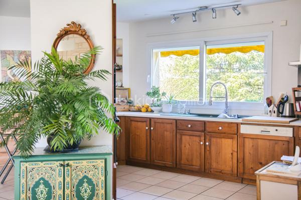 Propriété contemporaine avec gîte, chambres d'hôtes, piscine et parc arboré.
À seulement 2 km du charmant bourg de Lalinde, avec tous ses commerces et services, découvrez cette superbe propriété de 171 m² habitables, nichée au cœur d'un environnement privilégié, calme et sans aucun vis-à-vis. 
Implantée sur une parcelle paysagée de 6 900 m², entièrement clôturée et sécurisée par un portail motorisé, elle offre un cadre de vie paisible, propice à la détente comme à un projet d'accueil touristique.

Une maison principale lumineuse
Lumineuse grâce à ses larges baies vitrées, la maison principale séduit par ses volumes et sa fonctionnalité. La pièce de vie s'articule autour d'une cuisine entièrement équipée ouverte sur le séjour avec une cheminée, un cellier attenant à la cuisine avec son accès à l'extérieur complète cet espace.
En contrebas du séjour, une pièce supplémentaire offre de nombreuses possibilités d'aménagement : bibliothèque, bureau, salle de jeux ou espace de loisirs. Elle donne accès à une agréable véranda fermée, idéale pour profiter du jardin en toute saison.
L'espace nuit comprend :
trois chambres, dont une spacieuse suite parentale de 22 m² avec dressing et salle d'eau privative ;
une seconde salle d'eau ;
deux WC indépendants.
Côté confort, la maison bénéficie de prestations de qualité :
radiateurs éco-électriques Rothelec installés en 2022 ; plancher chauffant relié à une chaudière fioul non utilisé par les propriétaires mais fonctionnel.
cheminée à foyer fermé ;
climatisation réversible installée dans la pièce de vie en 2026.

Une dépendance idéale pour des chambres d'hôtes
Reliée à la maison par un agréable patio de 28 m², une dépendance accueille actuellement deux chambres d'hôtes, une salle d'eau et un WC indépendant.
Grâce à une configuration facilement modulable, l'une des chambres peut être transformée en cuisine, permettant ainsi la création d'un second gîte indépendant.
Le chauffage et la production d'eau chaude sont assurés par une chaudière au fioul.

Un gîte indépendant prêt à exploiter
Entièrement indépendant et bénéficiant de sa propre terrasse couverte, le gîte d'environ 50 m² constitue un véritable atout.
Au rez-de-chaussée :
une belle pièce de vie d'environ 25 m² avec cuisine ouverte ;
une salle d'eau avec WC de 4 m² ;
une terrasse couverte.
À l'étage :
deux chambres de 10 et 11 m² ;
un petit balcon.
Le chauffage est assuré par des radiateurs éco-électriques Rothelec installés en 2022.

Des prestations complètes
La propriété dispose également :
d'un garage isolé et entièrement carrelé de 38 m² et d'un grand abri de jardin en bois;
d'une piscine au chlore de 10 X 5 m, couverte avec le liner neuf de juillet 2026 ;
d'un parc arboré offrant intimité et sérénité.

Un emplacement recherché
Située sur les hauteurs de Lalinde dans le Périgord Pourpre, au coeur d'un secteur résidentiel particulièrement prisé, cette propriété bénéficie d'un environnement exceptionnel tout en restant proche des commodités.
À seulement 23 km de Bergerac et de son aéroport international, elle constitue une opportunité rare, aussi bien pour une résidence principale que pour développer une activité touristique immédiatement exploitable grâce au gîte et aux chambres d'hôtes. Son emplacement privilégié garantit une excellente attractivité auprès d'une clientèle française et internationale.

Visites possibles 7 jours sur 7, sur rendez-vous.
L'inter-agence est la bienvenue, ainsi que toute collaboration avec les professionnels de l'immobilier, dans un esprit de partage et de coopération.
***
Contemporary property with gîte, guest rooms, swimming pool and wooded park.
Just 2 km from the charming village of Lalinde, with all its shops and services, discover this superb property of 171 m 2, nestled in the heart of a privileged environment, quiet and without any vis-à-vis. 
Located on a landscaped plot of 6,900 m 2, fully fenced and secured by a motorized gate, it offers a peaceful living environment, conducive to relaxation as a tourist project.

A bright main house
Bright thanks to its large bay windows, the main house seduces with its volumes and functionality. The living room revolves around a fully equipped kitchen open to the living room with a fireplace, a pantry adjoining the kitchen with its access to the outside completes this space.
Below the living room, an additional room offers many possibilities for development: library, office, games room or leisure area. It gives access to a pleasant closed veranda, ideal for enjoying the garden in any season.
The sleeping area includes:
three bedrooms, including a spacious master suite of 22 m2 with dressing room and private bathroom;
a second bathroom;
two separate toilets.
On the comfort side, the house benefits from quality services:
Rothelec eco-electric radiators installed in 2022; heated floor connected to an oil boiler not used by the owners but functional.
closed fireplace;
reversible air conditioning installed in the living room in 2026

An ideal outbuilding for guest rooms
Connected to the house by a pleasant patio of 28 m 2, an outbuilding currently houses two guest rooms, a bathroom and a separate toilet.
Thanks to an easily modular configuration, one of the bedrooms can be converted into a kitchen, thus allowing the creation of a second independent cottage.
Heating and hot water production are provided by an oil boiler.

An independent cottage ready to operate
Fully independent and enjoying its own covered terrace, the cottage of about 50 m2 is a real asset.
On the ground floor
a beautiful living room of about 25 m2 with open kitchen;
a shower room with WC of 4 m 2;
a covered terrace.
Upstairs:
two bedrooms of 10 and 11 m 2;
a small balcony.
Heating is provided by Rothelec eco-electric heaters installed in 2022.

Comprehensive services
The property also has:
an insulated and fully tiled garage of 38 m2 and a large wooden garden shed;
a 10 X 5 m chlorine pool, covered with the new july 2026 liner;
a wooded park offering privacy and serenity;
A location you are looking for
Located on the heights of Lalinde in the Périgord Pourpre, in the heart of a particularly popular residential area, this property enjoys an exceptional environment while remaining close to amenities.
Only 23 km from Bergerac and its international airport, it is a rare opportunity, both for a main residence and to develop a tourist activity immediately exploitable through the cottage and guest rooms. Its privileged location guarantees an excellent appeal to a French and international clientele.

Visits possible 7 days a week, by appointment.
Inter-agency is welcome, as well as any collaboration with real estate professionals, in a spirit of sharing and cooperation.