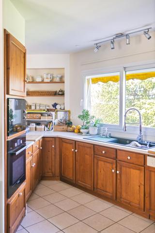 Propriété contemporaine avec gîte, chambres d'hôtes, piscine et parc arboré.
À seulement 2 km du charmant bourg de Lalinde, avec tous ses commerces et services, découvrez cette superbe propriété de 171 m² habitables, nichée au cœur d'un environnement privilégié, calme et sans aucun vis-à-vis. 
Implantée sur une parcelle paysagée de 6 900 m², entièrement clôturée et sécurisée par un portail motorisé, elle offre un cadre de vie paisible, propice à la détente comme à un projet d'accueil touristique.

Une maison principale lumineuse
Lumineuse grâce à ses larges baies vitrées, la maison principale séduit par ses volumes et sa fonctionnalité. La pièce de vie s'articule autour d'une cuisine entièrement équipée ouverte sur le séjour avec une cheminée, un cellier attenant à la cuisine avec son accès à l'extérieur complète cet espace.
En contrebas du séjour, une pièce supplémentaire offre de nombreuses possibilités d'aménagement : bibliothèque, bureau, salle de jeux ou espace de loisirs. Elle donne accès à une agréable véranda fermée, idéale pour profiter du jardin en toute saison.
L'espace nuit comprend :
trois chambres, dont une spacieuse suite parentale de 22 m² avec dressing et salle d'eau privative ;
une seconde salle d'eau ;
deux WC indépendants.
Côté confort, la maison bénéficie de prestations de qualité :
radiateurs éco-électriques Rothelec installés en 2022 ; plancher chauffant relié à une chaudière fioul non utilisé par les propriétaires mais fonctionnel.
cheminée à foyer fermé ;
climatisation réversible installée dans la pièce de vie en 2026.

Une dépendance idéale pour des chambres d'hôtes
Reliée à la maison par un agréable patio de 28 m², une dépendance accueille actuellement deux chambres d'hôtes, une salle d'eau et un WC indépendant.
Grâce à une configuration facilement modulable, l'une des chambres peut être transformée en cuisine, permettant ainsi la création d'un second gîte indépendant.
Le chauffage et la production d'eau chaude sont assurés par une chaudière au fioul.

Un gîte indépendant prêt à exploiter
Entièrement indépendant et bénéficiant de sa propre terrasse couverte, le gîte d'environ 50 m² constitue un véritable atout.
Au rez-de-chaussée :
une belle pièce de vie d'environ 25 m² avec cuisine ouverte ;
une salle d'eau avec WC de 4 m² ;
une terrasse couverte.
À l'étage :
deux chambres de 10 et 11 m² ;
un petit balcon.
Le chauffage est assuré par des radiateurs éco-électriques Rothelec installés en 2022.

Des prestations complètes
La propriété dispose également :
d'un garage isolé et entièrement carrelé de 38 m² et d'un grand abri de jardin en bois;
d'une piscine au chlore de 10 X 5 m, couverte avec le liner neuf de juillet 2026 ;
d'un parc arboré offrant intimité et sérénité.

Un emplacement recherché
Située sur les hauteurs de Lalinde dans le Périgord Pourpre, au coeur d'un secteur résidentiel particulièrement prisé, cette propriété bénéficie d'un environnement exceptionnel tout en restant proche des commodités.
À seulement 23 km de Bergerac et de son aéroport international, elle constitue une opportunité rare, aussi bien pour une résidence principale que pour développer une activité touristique immédiatement exploitable grâce au gîte et aux chambres d'hôtes. Son emplacement privilégié garantit une excellente attractivité auprès d'une clientèle française et internationale.

Visites possibles 7 jours sur 7, sur rendez-vous.
L'inter-agence est la bienvenue, ainsi que toute collaboration avec les professionnels de l'immobilier, dans un esprit de partage et de coopération.
***
Contemporary property with gîte, guest rooms, swimming pool and wooded park.
Just 2 km from the charming village of Lalinde, with all its shops and services, discover this superb property of 171 m 2, nestled in the heart of a privileged environment, quiet and without any vis-à-vis. 
Located on a landscaped plot of 6,900 m 2, fully fenced and secured by a motorized gate, it offers a peaceful living environment, conducive to relaxation as a tourist project.

A bright main house
Bright thanks to its large bay windows, the main house seduces with its volumes and functionality. The living room revolves around a fully equipped kitchen open to the living room with a fireplace, a pantry adjoining the kitchen with its access to the outside completes this space.
Below the living room, an additional room offers many possibilities for development: library, office, games room or leisure area. It gives access to a pleasant closed veranda, ideal for enjoying the garden in any season.
The sleeping area includes:
three bedrooms, including a spacious master suite of 22 m2 with dressing room and private bathroom;
a second bathroom;
two separate toilets.
On the comfort side, the house benefits from quality services:
Rothelec eco-electric radiators installed in 2022; heated floor connected to an oil boiler not used by the owners but functional.
closed fireplace;
reversible air conditioning installed in the living room in 2026

An ideal outbuilding for guest rooms
Connected to the house by a pleasant patio of 28 m 2, an outbuilding currently houses two guest rooms, a bathroom and a separate toilet.
Thanks to an easily modular configuration, one of the bedrooms can be converted into a kitchen, thus allowing the creation of a second independent cottage.
Heating and hot water production are provided by an oil boiler.

An independent cottage ready to operate
Fully independent and enjoying its own covered terrace, the cottage of about 50 m2 is a real asset.
On the ground floor
a beautiful living room of about 25 m2 with open kitchen;
a shower room with WC of 4 m 2;
a covered terrace.
Upstairs:
two bedrooms of 10 and 11 m 2;
a small balcony.
Heating is provided by Rothelec eco-electric heaters installed in 2022.

Comprehensive services
The property also has:
an insulated and fully tiled garage of 38 m2 and a large wooden garden shed;
a 10 X 5 m chlorine pool, covered with the new july 2026 liner;
a wooded park offering privacy and serenity;
A location you are looking for
Located on the heights of Lalinde in the Périgord Pourpre, in the heart of a particularly popular residential area, this property enjoys an exceptional environment while remaining close to amenities.
Only 23 km from Bergerac and its international airport, it is a rare opportunity, both for a main residence and to develop a tourist activity immediately exploitable through the cottage and guest rooms. Its privileged location guarantees an excellent appeal to a French and international clientele.

Visits possible 7 days a week, by appointment.
Inter-agency is welcome, as well as any collaboration with real estate professionals, in a spirit of sharing and cooperation.