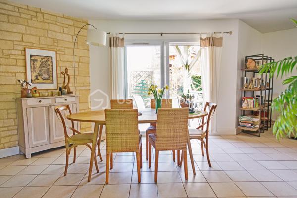 Propriété contemporaine avec gîte, chambres d'hôtes, piscine et parc arboré.
À seulement 2 km du charmant bourg de Lalinde, avec tous ses commerces et services, découvrez cette superbe propriété de 171 m² habitables, nichée au cœur d'un environnement privilégié, calme et sans aucun vis-à-vis. 
Implantée sur une parcelle paysagée de 6 900 m², entièrement clôturée et sécurisée par un portail motorisé, elle offre un cadre de vie paisible, propice à la détente comme à un projet d'accueil touristique.

Une maison principale lumineuse
Lumineuse grâce à ses larges baies vitrées, la maison principale séduit par ses volumes et sa fonctionnalité. La pièce de vie s'articule autour d'une cuisine entièrement équipée ouverte sur le séjour avec une cheminée, un cellier attenant à la cuisine avec son accès à l'extérieur complète cet espace.
En contrebas du séjour, une pièce supplémentaire offre de nombreuses possibilités d'aménagement : bibliothèque, bureau, salle de jeux ou espace de loisirs. Elle donne accès à une agréable véranda fermée, idéale pour profiter du jardin en toute saison.
L'espace nuit comprend :
trois chambres, dont une spacieuse suite parentale de 22 m² avec dressing et salle d'eau privative ;
une seconde salle d'eau ;
deux WC indépendants.
Côté confort, la maison bénéficie de prestations de qualité :
radiateurs éco-électriques Rothelec installés en 2022 ; plancher chauffant relié à une chaudière fioul non utilisé par les propriétaires mais fonctionnel.
cheminée à foyer fermé ;
climatisation réversible installée dans la pièce de vie en 2026.

Une dépendance idéale pour des chambres d'hôtes
Reliée à la maison par un agréable patio de 28 m², une dépendance accueille actuellement deux chambres d'hôtes, une salle d'eau et un WC indépendant.
Grâce à une configuration facilement modulable, l'une des chambres peut être transformée en cuisine, permettant ainsi la création d'un second gîte indépendant.
Le chauffage et la production d'eau chaude sont assurés par une chaudière au fioul.

Un gîte indépendant prêt à exploiter
Entièrement indépendant et bénéficiant de sa propre terrasse couverte, le gîte d'environ 50 m² constitue un véritable atout.
Au rez-de-chaussée :
une belle pièce de vie d'environ 25 m² avec cuisine ouverte ;
une salle d'eau avec WC de 4 m² ;
une terrasse couverte.
À l'étage :
deux chambres de 10 et 11 m² ;
un petit balcon.
Le chauffage est assuré par des radiateurs éco-électriques Rothelec installés en 2022.

Des prestations complètes
La propriété dispose également :
d'un garage isolé et entièrement carrelé de 38 m² et d'un grand abri de jardin en bois;
d'une piscine au chlore de 10 X 5 m, couverte avec le liner neuf de juillet 2026 ;
d'un parc arboré offrant intimité et sérénité.

Un emplacement recherché
Située sur les hauteurs de Lalinde dans le Périgord Pourpre, au coeur d'un secteur résidentiel particulièrement prisé, cette propriété bénéficie d'un environnement exceptionnel tout en restant proche des commodités.
À seulement 23 km de Bergerac et de son aéroport international, elle constitue une opportunité rare, aussi bien pour une résidence principale que pour développer une activité touristique immédiatement exploitable grâce au gîte et aux chambres d'hôtes. Son emplacement privilégié garantit une excellente attractivité auprès d'une clientèle française et internationale.

Visites possibles 7 jours sur 7, sur rendez-vous.
L'inter-agence est la bienvenue, ainsi que toute collaboration avec les professionnels de l'immobilier, dans un esprit de partage et de coopération.
***
Contemporary property with gîte, guest rooms, swimming pool and wooded park.
Just 2 km from the charming village of Lalinde, with all its shops and services, discover this superb property of 171 m 2, nestled in the heart of a privileged environment, quiet and without any vis-à-vis. 
Located on a landscaped plot of 6,900 m 2, fully fenced and secured by a motorized gate, it offers a peaceful living environment, conducive to relaxation as a tourist project.

A bright main house
Bright thanks to its large bay windows, the main house seduces with its volumes and functionality. The living room revolves around a fully equipped kitchen open to the living room with a fireplace, a pantry adjoining the kitchen with its access to the outside completes this space.
Below the living room, an additional room offers many possibilities for development: library, office, games room or leisure area. It gives access to a pleasant closed veranda, ideal for enjoying the garden in any season.
The sleeping area includes:
three bedrooms, including a spacious master suite of 22 m2 with dressing room and private bathroom;
a second bathroom;
two separate toilets.
On the comfort side, the house benefits from quality services:
Rothelec eco-electric radiators installed in 2022; heated floor connected to an oil boiler not used by the owners but functional.
closed fireplace;
reversible air conditioning installed in the living room in 2026

An ideal outbuilding for guest rooms
Connected to the house by a pleasant patio of 28 m 2, an outbuilding currently houses two guest rooms, a bathroom and a separate toilet.
Thanks to an easily modular configuration, one of the bedrooms can be converted into a kitchen, thus allowing the creation of a second independent cottage.
Heating and hot water production are provided by an oil boiler.

An independent cottage ready to operate
Fully independent and enjoying its own covered terrace, the cottage of about 50 m2 is a real asset.
On the ground floor
a beautiful living room of about 25 m2 with open kitchen;
a shower room with WC of 4 m 2;
a covered terrace.
Upstairs:
two bedrooms of 10 and 11 m 2;
a small balcony.
Heating is provided by Rothelec eco-electric heaters installed in 2022.

Comprehensive services
The property also has:
an insulated and fully tiled garage of 38 m2 and a large wooden garden shed;
a 10 X 5 m chlorine pool, covered with the new july 2026 liner;
a wooded park offering privacy and serenity;
A location you are looking for
Located on the heights of Lalinde in the Périgord Pourpre, in the heart of a particularly popular residential area, this property enjoys an exceptional environment while remaining close to amenities.
Only 23 km from Bergerac and its international airport, it is a rare opportunity, both for a main residence and to develop a tourist activity immediately exploitable through the cottage and guest rooms. Its privileged location guarantees an excellent appeal to a French and international clientele.

Visits possible 7 days a week, by appointment.
Inter-agency is welcome, as well as any collaboration with real estate professionals, in a spirit of sharing and cooperation.