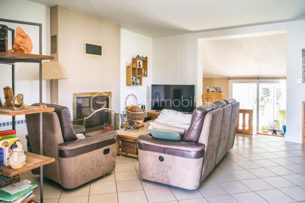 Propriété contemporaine avec gîte, chambres d'hôtes, piscine et parc arboré.
À seulement 2 km du charmant bourg de Lalinde, avec tous ses commerces et services, découvrez cette superbe propriété de 171 m² habitables, nichée au cœur d'un environnement privilégié, calme et sans aucun vis-à-vis. 
Implantée sur une parcelle paysagée de 6 900 m², entièrement clôturée et sécurisée par un portail motorisé, elle offre un cadre de vie paisible, propice à la détente comme à un projet d'accueil touristique.

Une maison principale lumineuse
Lumineuse grâce à ses larges baies vitrées, la maison principale séduit par ses volumes et sa fonctionnalité. La pièce de vie s'articule autour d'une cuisine entièrement équipée ouverte sur le séjour avec une cheminée, un cellier attenant à la cuisine avec son accès à l'extérieur complète cet espace.
En contrebas du séjour, une pièce supplémentaire offre de nombreuses possibilités d'aménagement : bibliothèque, bureau, salle de jeux ou espace de loisirs. Elle donne accès à une agréable véranda fermée, idéale pour profiter du jardin en toute saison.
L'espace nuit comprend :
trois chambres, dont une spacieuse suite parentale de 22 m² avec dressing et salle d'eau privative ;
une seconde salle d'eau ;
deux WC indépendants.
Côté confort, la maison bénéficie de prestations de qualité :
radiateurs éco-électriques Rothelec installés en 2022 ; plancher chauffant relié à une chaudière fioul non utilisé par les propriétaires mais fonctionnel.
cheminée à foyer fermé ;
climatisation réversible installée dans la pièce de vie en 2026.

Une dépendance idéale pour des chambres d'hôtes
Reliée à la maison par un agréable patio de 28 m², une dépendance accueille actuellement deux chambres d'hôtes, une salle d'eau et un WC indépendant.
Grâce à une configuration facilement modulable, l'une des chambres peut être transformée en cuisine, permettant ainsi la création d'un second gîte indépendant.
Le chauffage et la production d'eau chaude sont assurés par une chaudière au fioul.

Un gîte indépendant prêt à exploiter
Entièrement indépendant et bénéficiant de sa propre terrasse couverte, le gîte d'environ 50 m² constitue un véritable atout.
Au rez-de-chaussée :
une belle pièce de vie d'environ 25 m² avec cuisine ouverte ;
une salle d'eau avec WC de 4 m² ;
une terrasse couverte.
À l'étage :
deux chambres de 10 et 11 m² ;
un petit balcon.
Le chauffage est assuré par des radiateurs éco-électriques Rothelec installés en 2022.

Des prestations complètes
La propriété dispose également :
d'un garage isolé et entièrement carrelé de 38 m² et d'un grand abri de jardin en bois;
d'une piscine au chlore de 10 X 5 m, couverte avec le liner neuf de juillet 2026 ;
d'un parc arboré offrant intimité et sérénité.

Un emplacement recherché
Située sur les hauteurs de Lalinde dans le Périgord Pourpre, au coeur d'un secteur résidentiel particulièrement prisé, cette propriété bénéficie d'un environnement exceptionnel tout en restant proche des commodités.
À seulement 23 km de Bergerac et de son aéroport international, elle constitue une opportunité rare, aussi bien pour une résidence principale que pour développer une activité touristique immédiatement exploitable grâce au gîte et aux chambres d'hôtes. Son emplacement privilégié garantit une excellente attractivité auprès d'une clientèle française et internationale.

Visites possibles 7 jours sur 7, sur rendez-vous.
L'inter-agence est la bienvenue, ainsi que toute collaboration avec les professionnels de l'immobilier, dans un esprit de partage et de coopération.
***
Contemporary property with gîte, guest rooms, swimming pool and wooded park.
Just 2 km from the charming village of Lalinde, with all its shops and services, discover this superb property of 171 m 2, nestled in the heart of a privileged environment, quiet and without any vis-à-vis. 
Located on a landscaped plot of 6,900 m 2, fully fenced and secured by a motorized gate, it offers a peaceful living environment, conducive to relaxation as a tourist project.

A bright main house
Bright thanks to its large bay windows, the main house seduces with its volumes and functionality. The living room revolves around a fully equipped kitchen open to the living room with a fireplace, a pantry adjoining the kitchen with its access to the outside completes this space.
Below the living room, an additional room offers many possibilities for development: library, office, games room or leisure area. It gives access to a pleasant closed veranda, ideal for enjoying the garden in any season.
The sleeping area includes:
three bedrooms, including a spacious master suite of 22 m2 with dressing room and private bathroom;
a second bathroom;
two separate toilets.
On the comfort side, the house benefits from quality services:
Rothelec eco-electric radiators installed in 2022; heated floor connected to an oil boiler not used by the owners but functional.
closed fireplace;
reversible air conditioning installed in the living room in 2026

An ideal outbuilding for guest rooms
Connected to the house by a pleasant patio of 28 m 2, an outbuilding currently houses two guest rooms, a bathroom and a separate toilet.
Thanks to an easily modular configuration, one of the bedrooms can be converted into a kitchen, thus allowing the creation of a second independent cottage.
Heating and hot water production are provided by an oil boiler.

An independent cottage ready to operate
Fully independent and enjoying its own covered terrace, the cottage of about 50 m2 is a real asset.
On the ground floor
a beautiful living room of about 25 m2 with open kitchen;
a shower room with WC of 4 m 2;
a covered terrace.
Upstairs:
two bedrooms of 10 and 11 m 2;
a small balcony.
Heating is provided by Rothelec eco-electric heaters installed in 2022.

Comprehensive services
The property also has:
an insulated and fully tiled garage of 38 m2 and a large wooden garden shed;
a 10 X 5 m chlorine pool, covered with the new july 2026 liner;
a wooded park offering privacy and serenity;
A location you are looking for
Located on the heights of Lalinde in the Périgord Pourpre, in the heart of a particularly popular residential area, this property enjoys an exceptional environment while remaining close to amenities.
Only 23 km from Bergerac and its international airport, it is a rare opportunity, both for a main residence and to develop a tourist activity immediately exploitable through the cottage and guest rooms. Its privileged location guarantees an excellent appeal to a French and international clientele.

Visits possible 7 days a week, by appointment.
Inter-agency is welcome, as well as any collaboration with real estate professionals, in a spirit of sharing and cooperation.