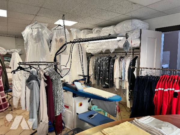 L'office notarial vous propose à la vente un IMMEUBLE avec fonds de PRESSING et APPARTEMENT.