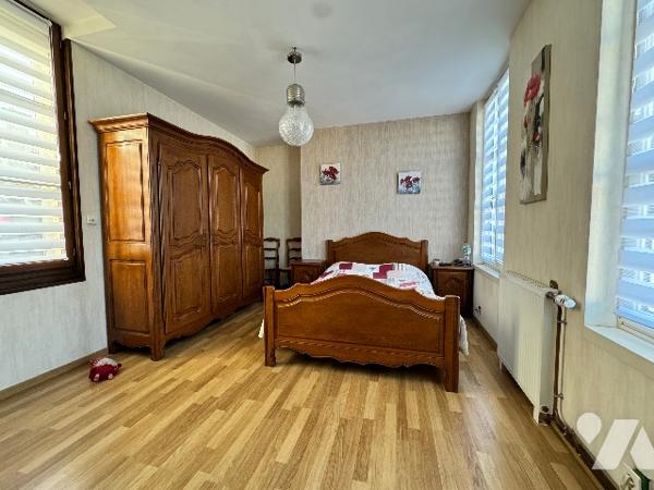 L'office notarial vous propose à la vente un IMMEUBLE avec fonds de PRESSING et APPARTEMENT.