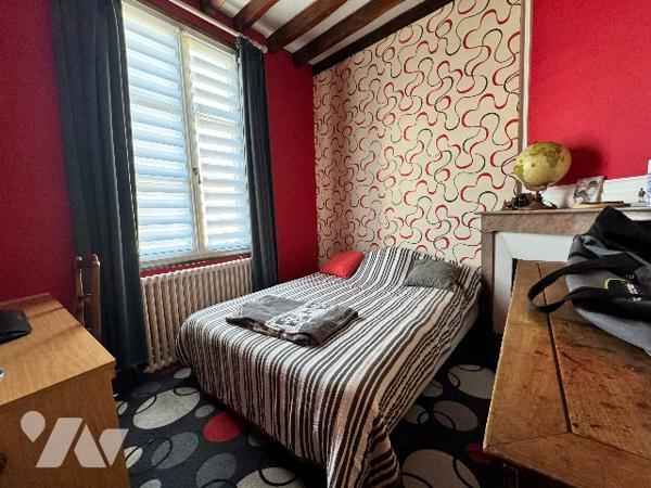 L'office notarial vous propose à la vente un IMMEUBLE avec fonds de PRESSING et APPARTEMENT.