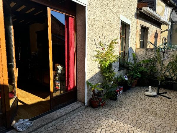 L'office notarial vous propose à la vente un IMMEUBLE avec fonds de PRESSING et APPARTEMENT.