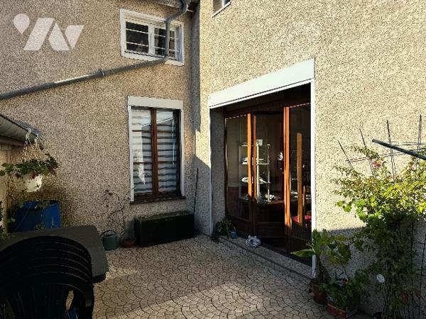 L'office notarial vous propose à la vente un IMMEUBLE avec fonds de PRESSING et APPARTEMENT.