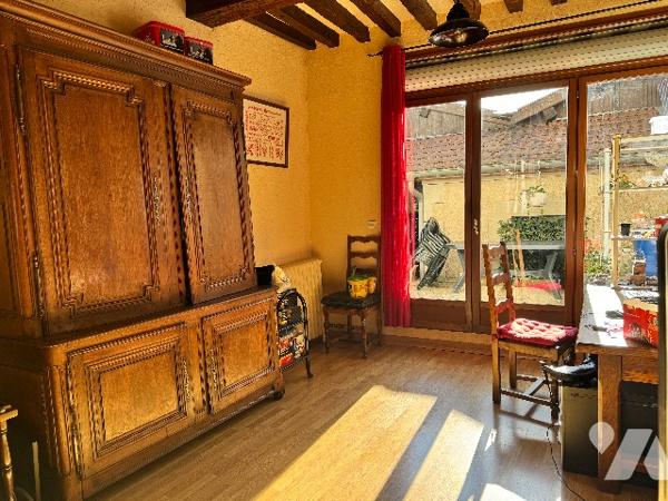 L'office notarial vous propose à la vente un IMMEUBLE avec fonds de PRESSING et APPARTEMENT.