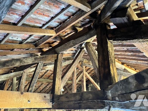 L'office notarial vous propose à la vente un IMMEUBLE avec fonds de PRESSING et APPARTEMENT.